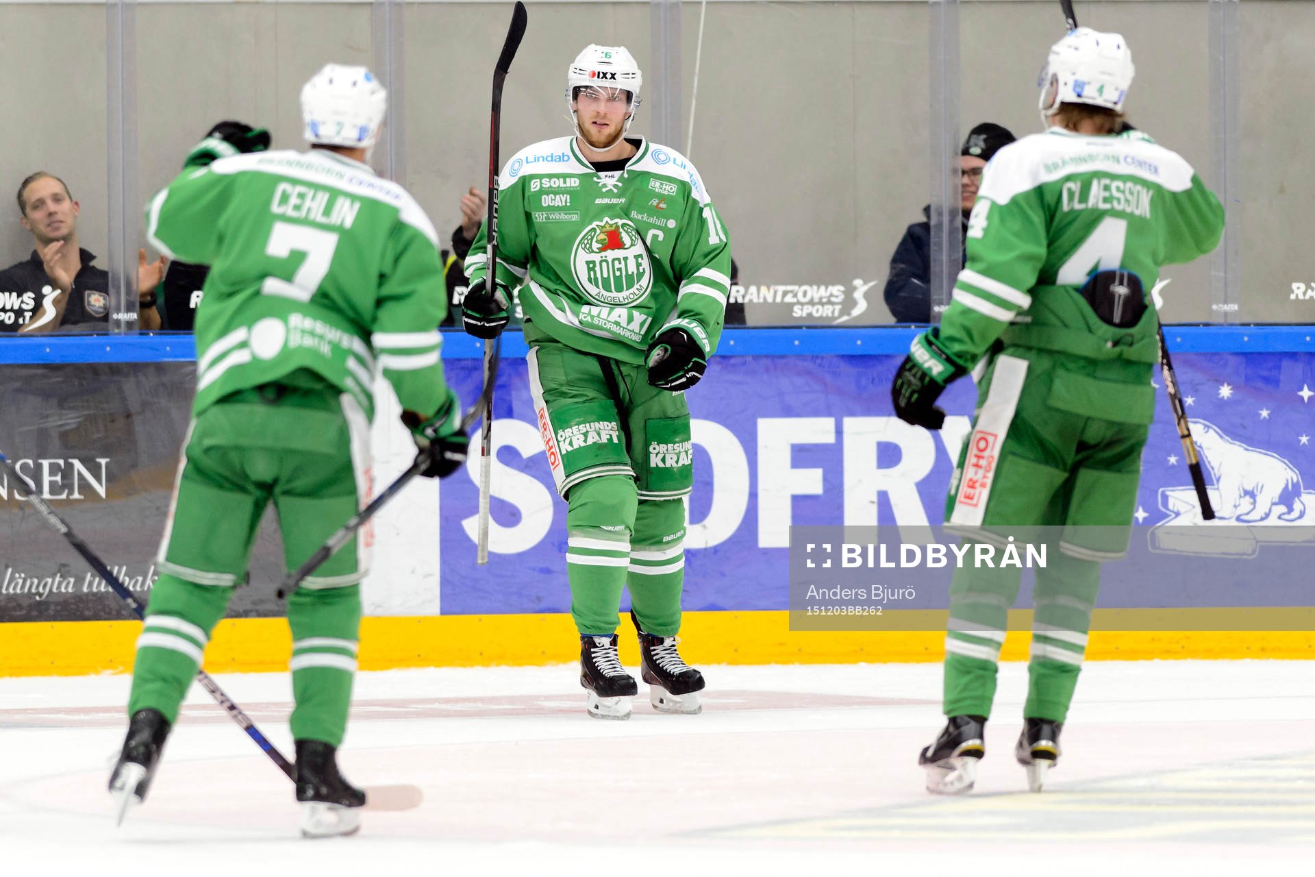 Rögles Partik Cehlin (v) jublar med Ludvig Claesson (h)