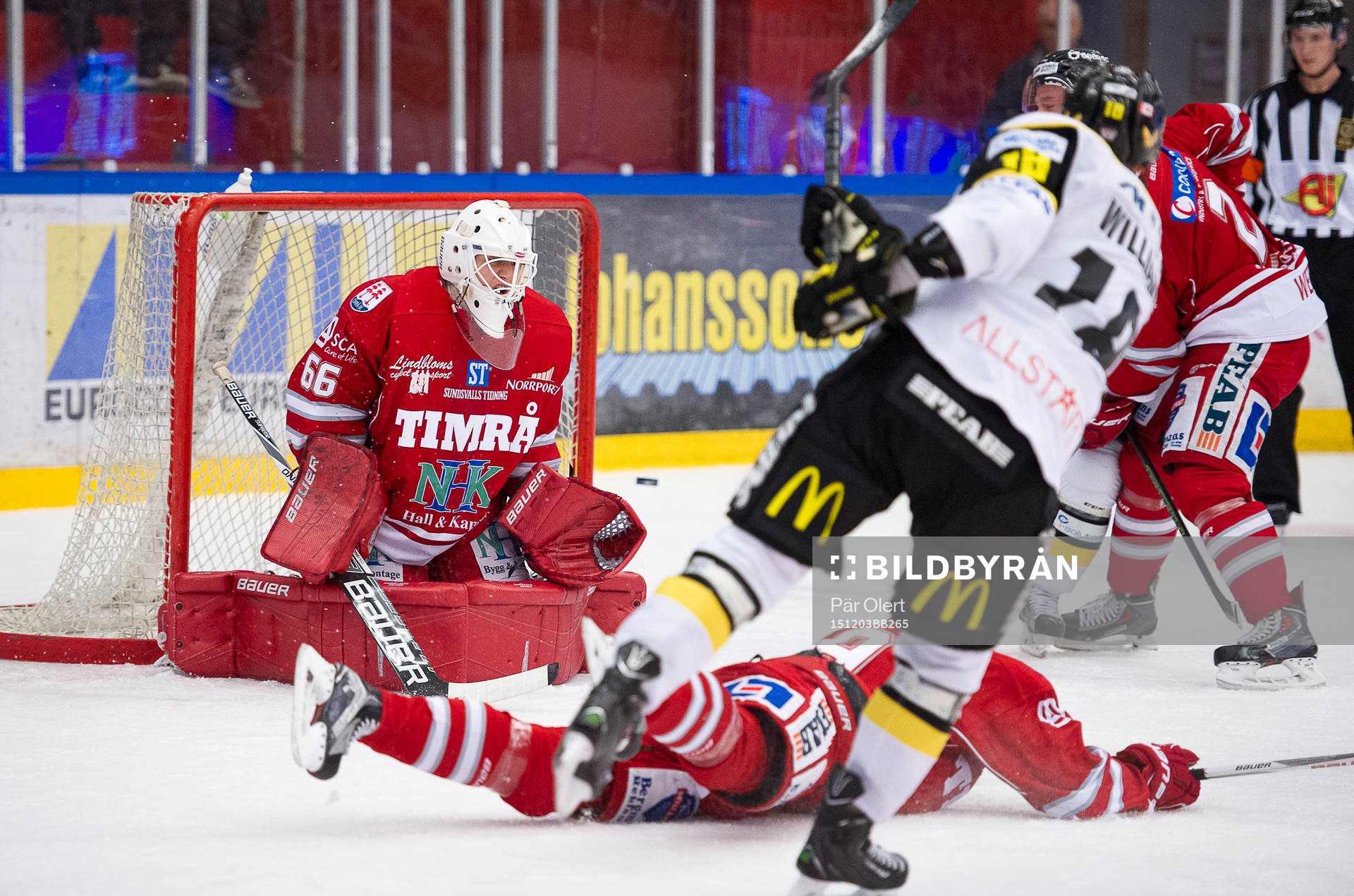 Västerås Jeremy Williams skjuter mot Timrås målvakt