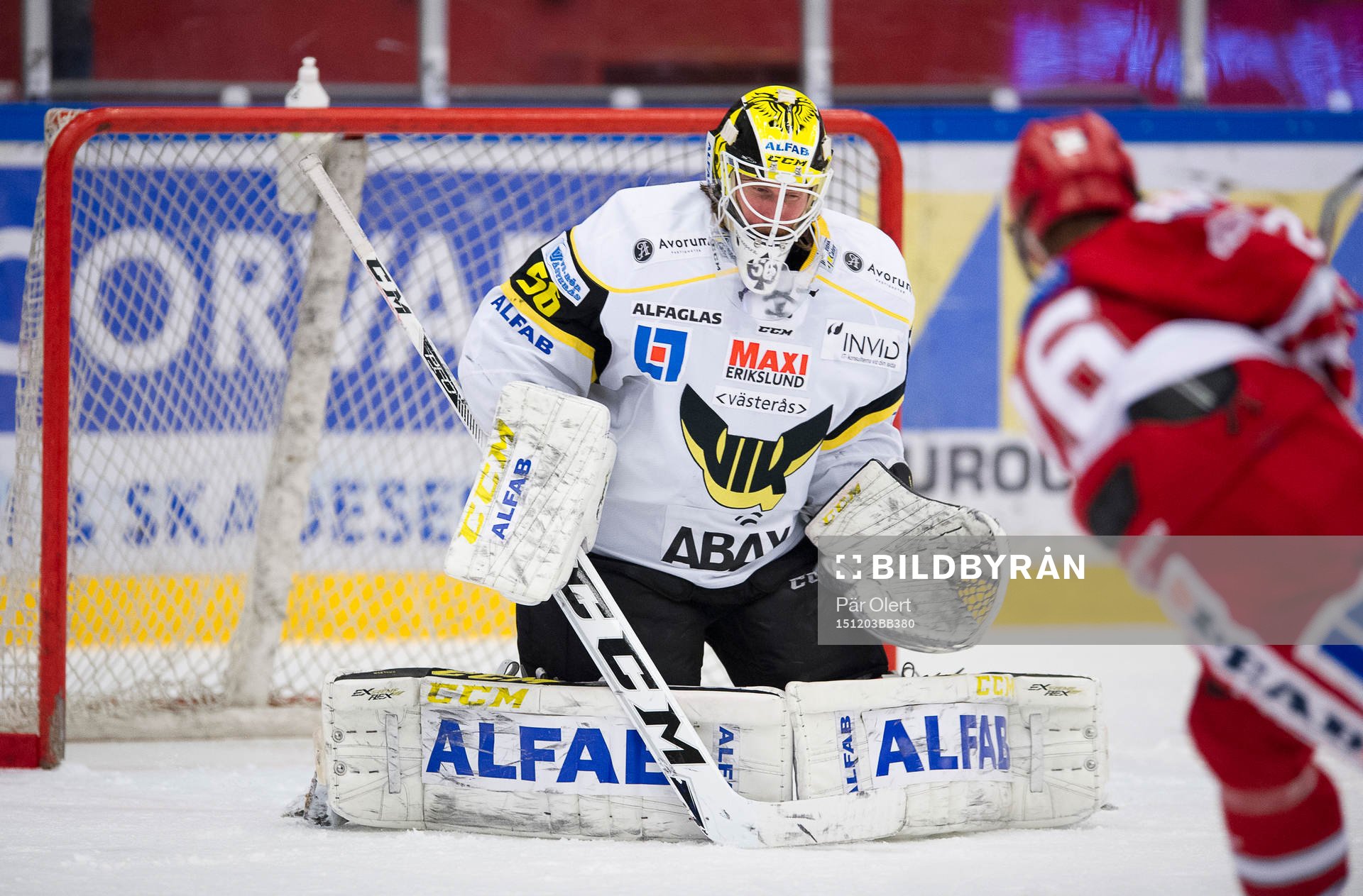 Västerås målvakt Marcus Dahlbom räddar skott från
