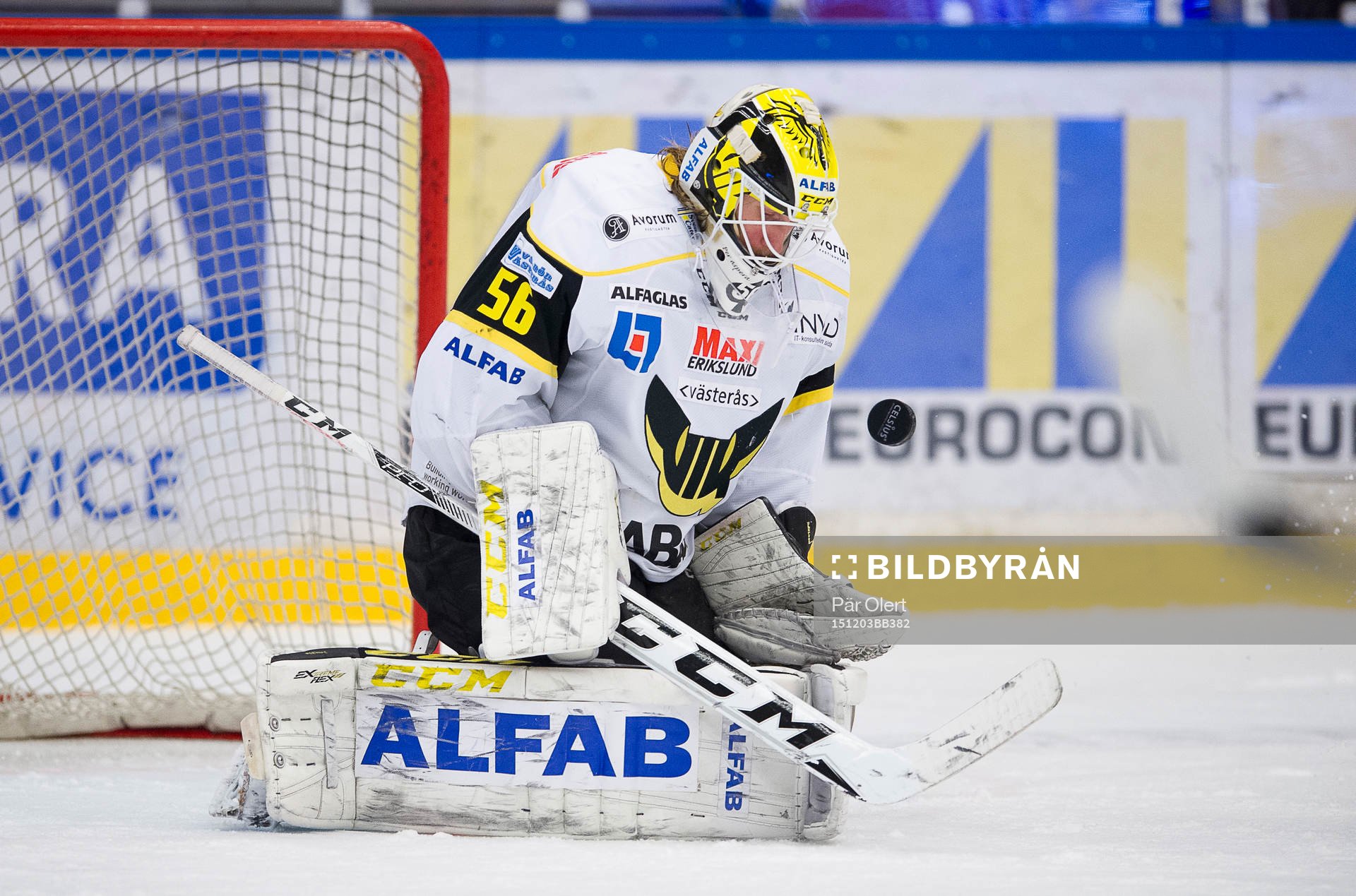 Västerås målvakt Marcus Dahlbom räddar skott