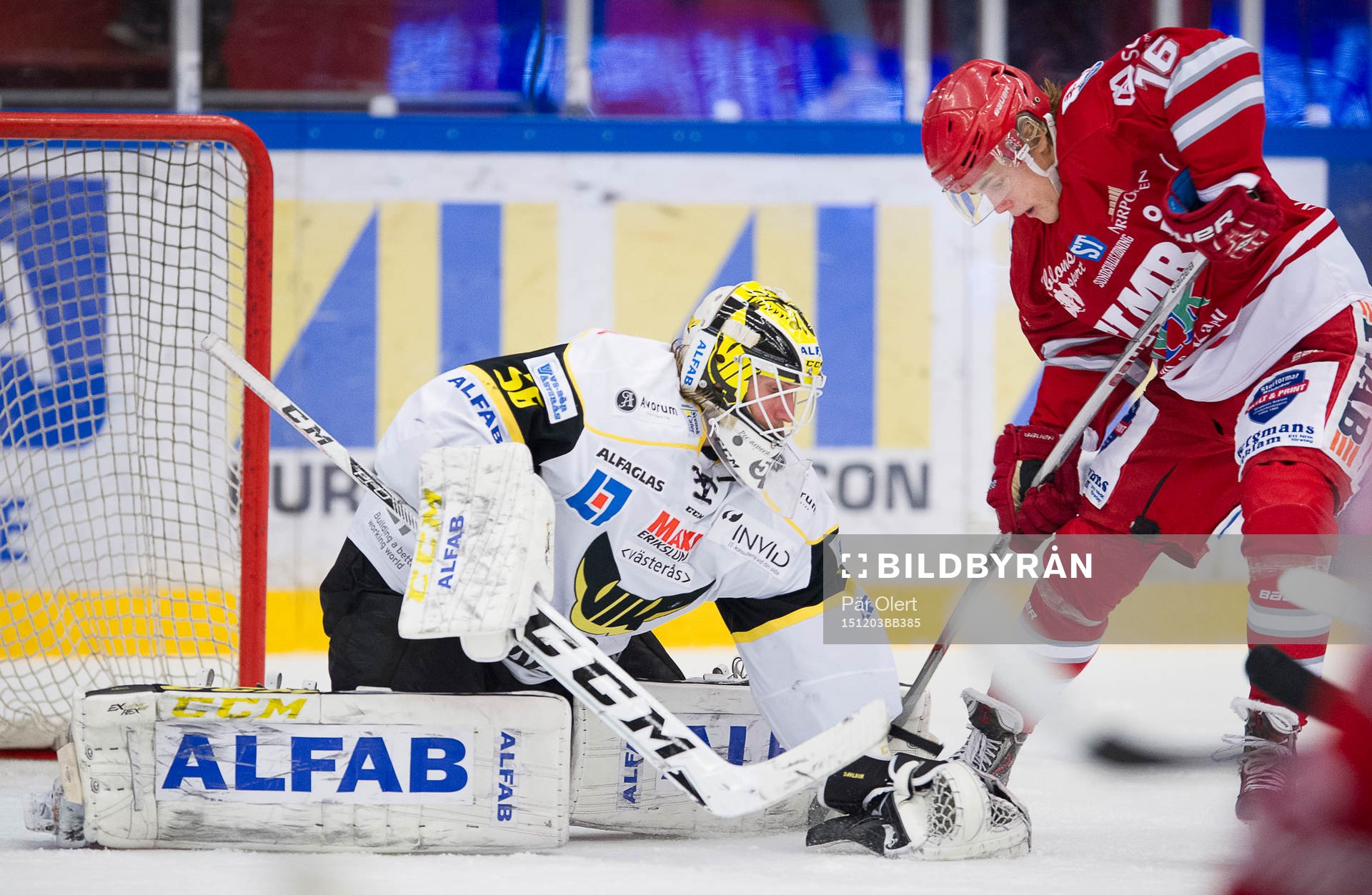 Västerås målvakt Marcus Dahlbom räddar skott från