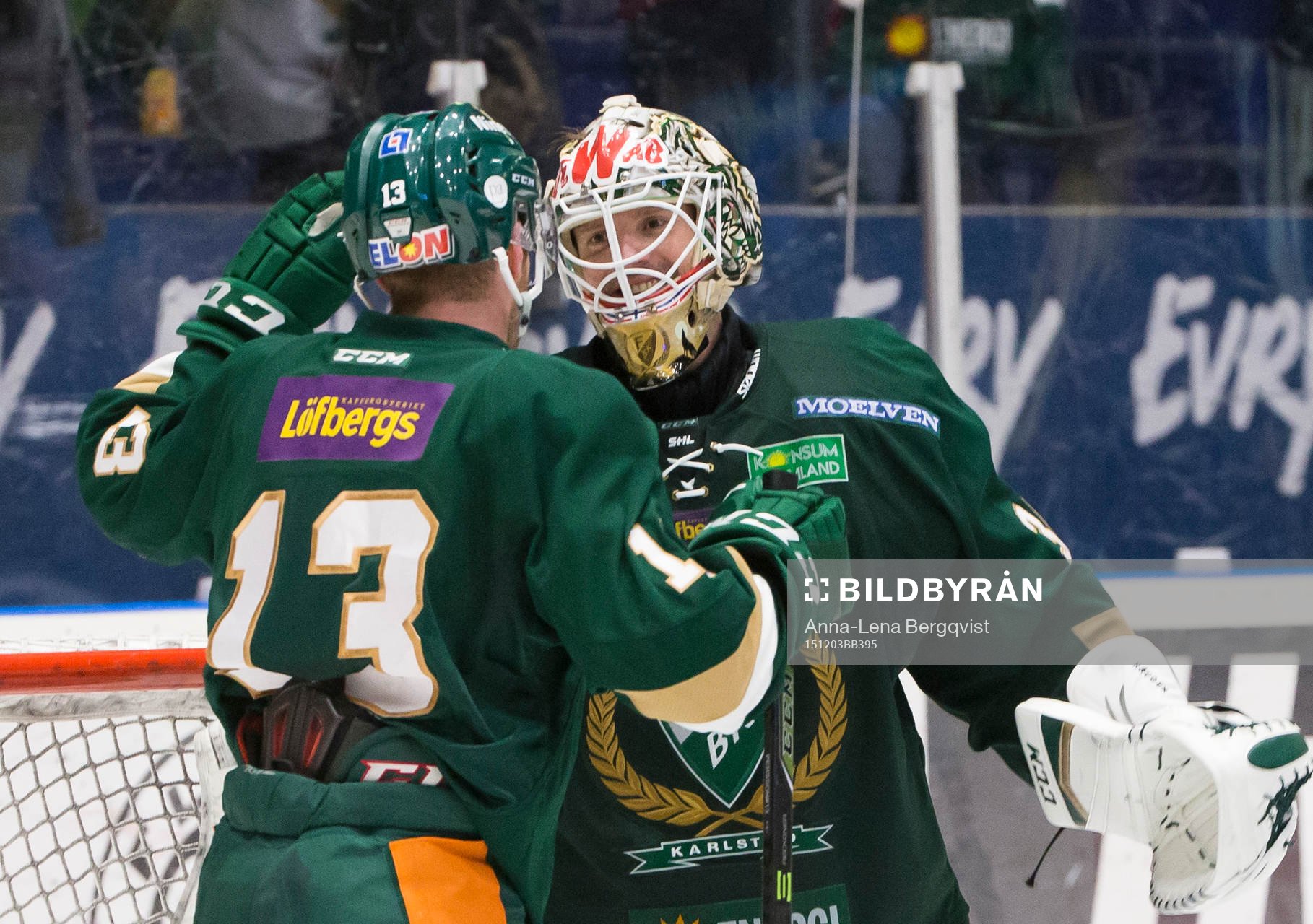 Färjestads målvakt Lars Haugen  och Linus Persson  kramar