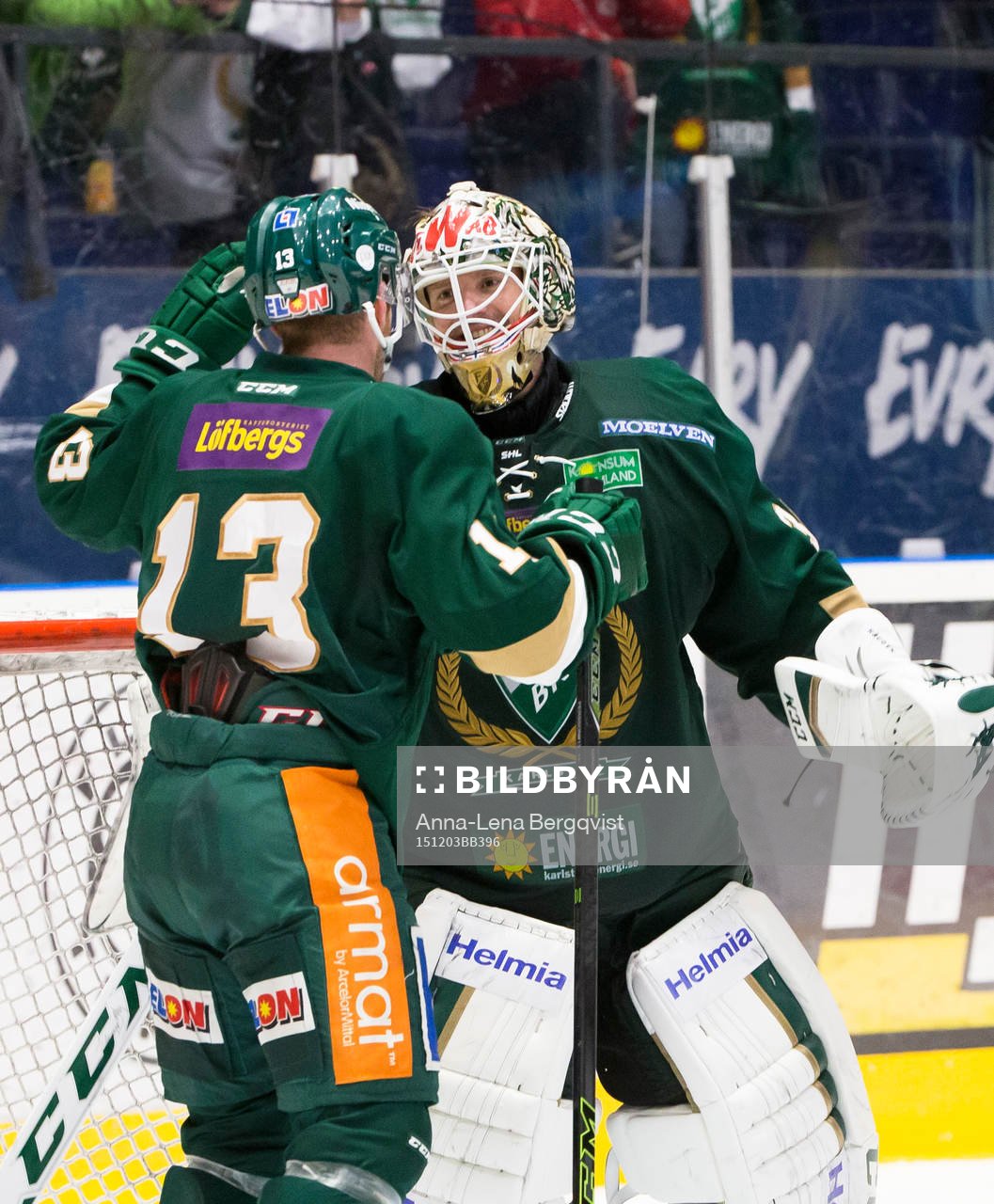 Färjestads målvakt Lars Haugen  och Linus Persson  kramar