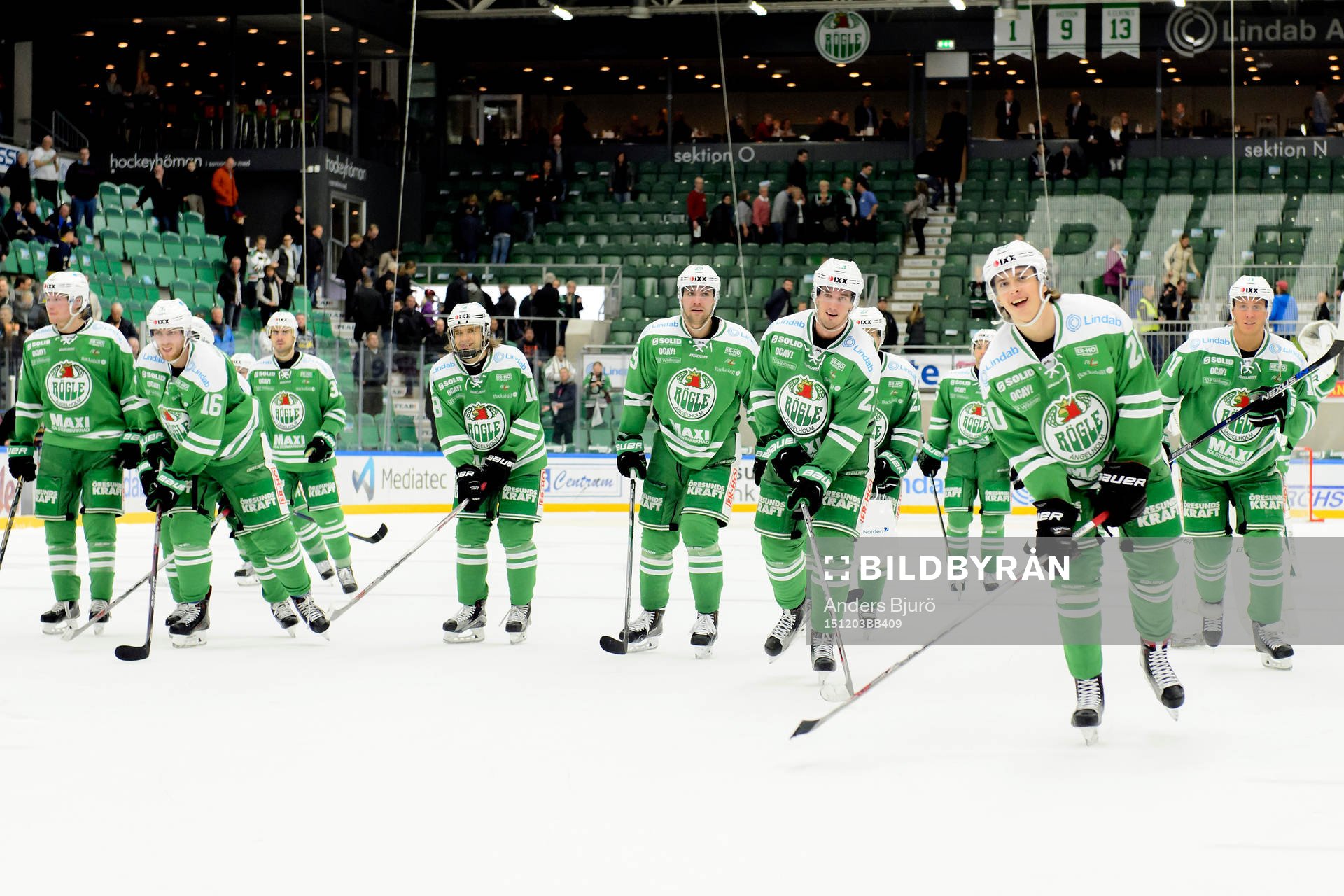 Rögles spelare jublar mot sina supporters
