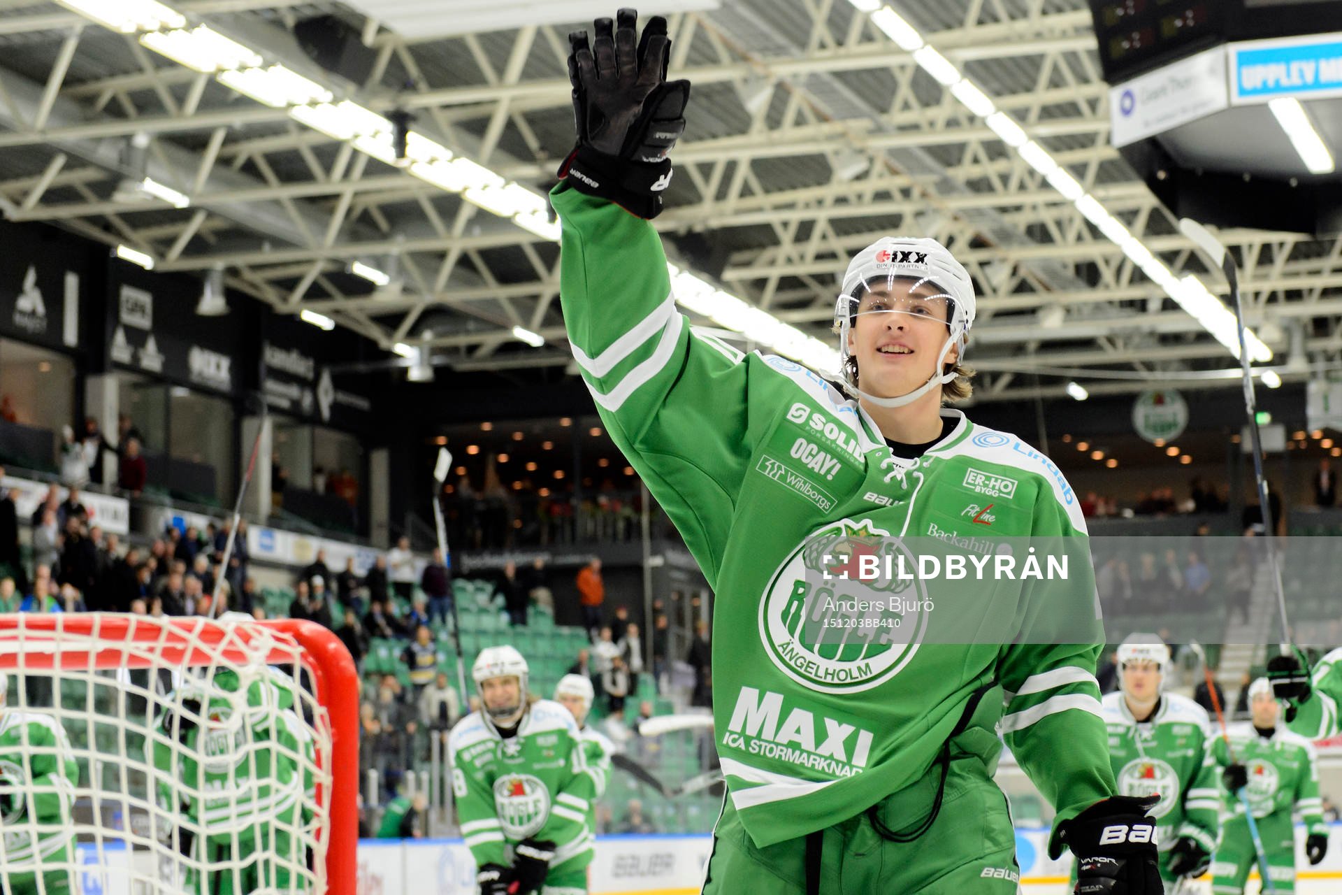 Rögles Mathias From jublar mot sina supporters