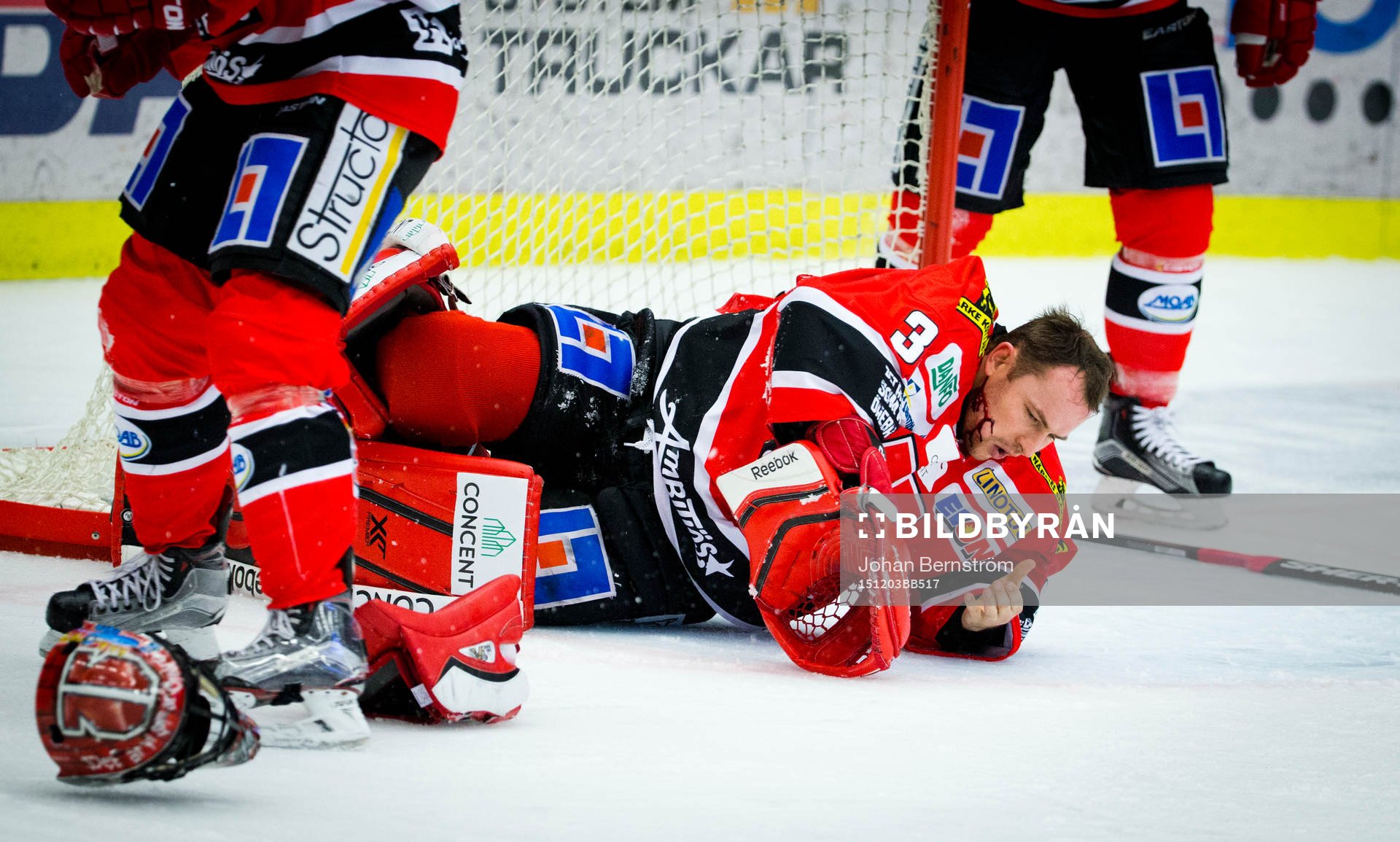 Örebros målvakt Julius Hudacek blöder