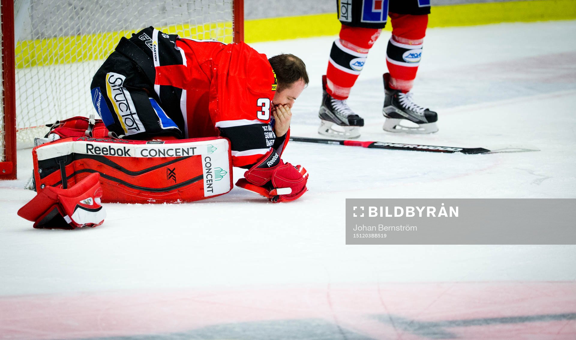 Örebros målvakt Julius Hudacek blöder