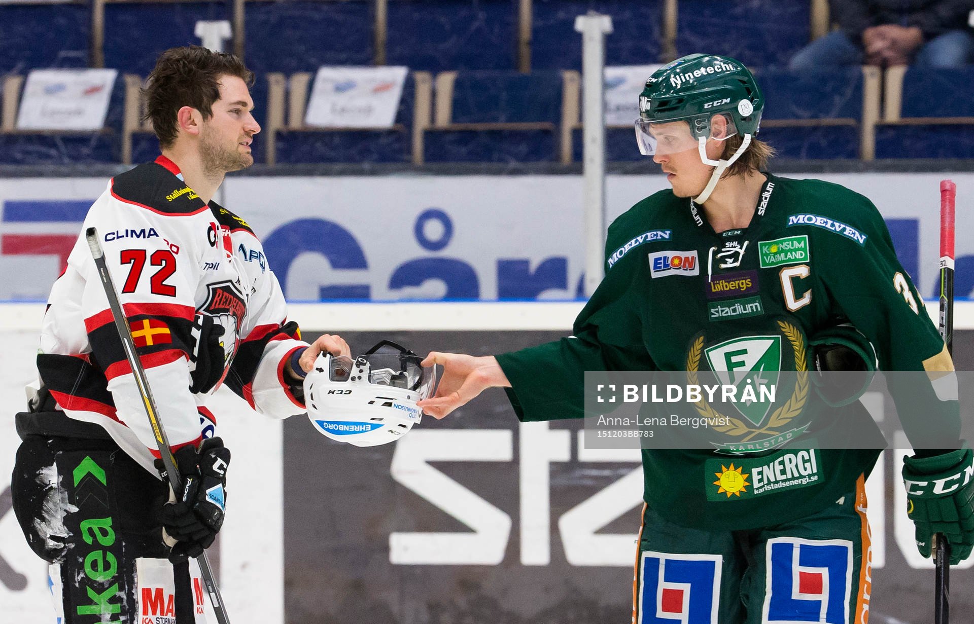 Färjestads Magnus Nygren ger hjälmen till Malmö Redhawks