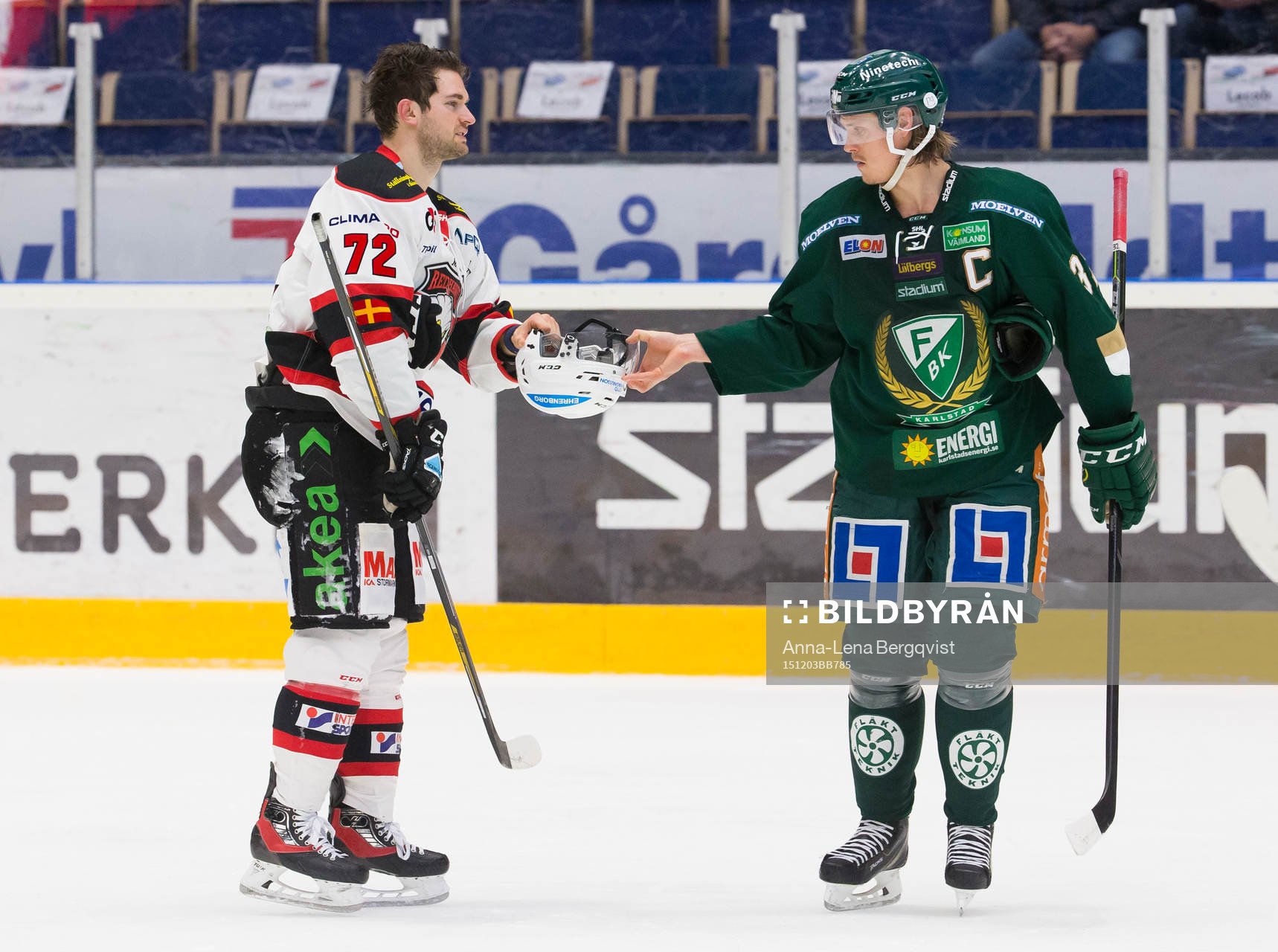 Färjestads Magnus Nygren ger hjälmen till Malmö Redhawks