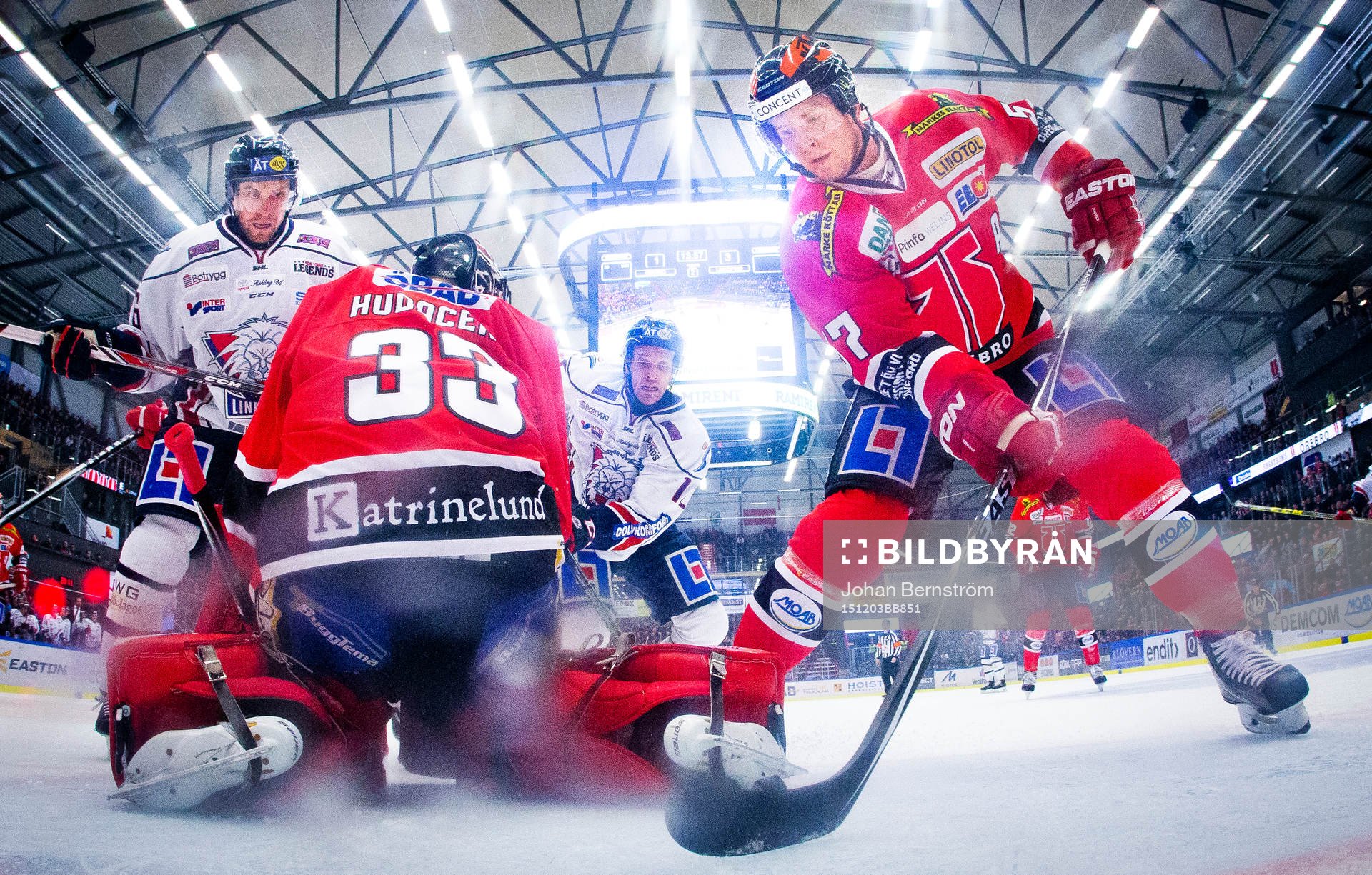 Örebros Johan Motin och målvakt Julius Hudacek blockerar