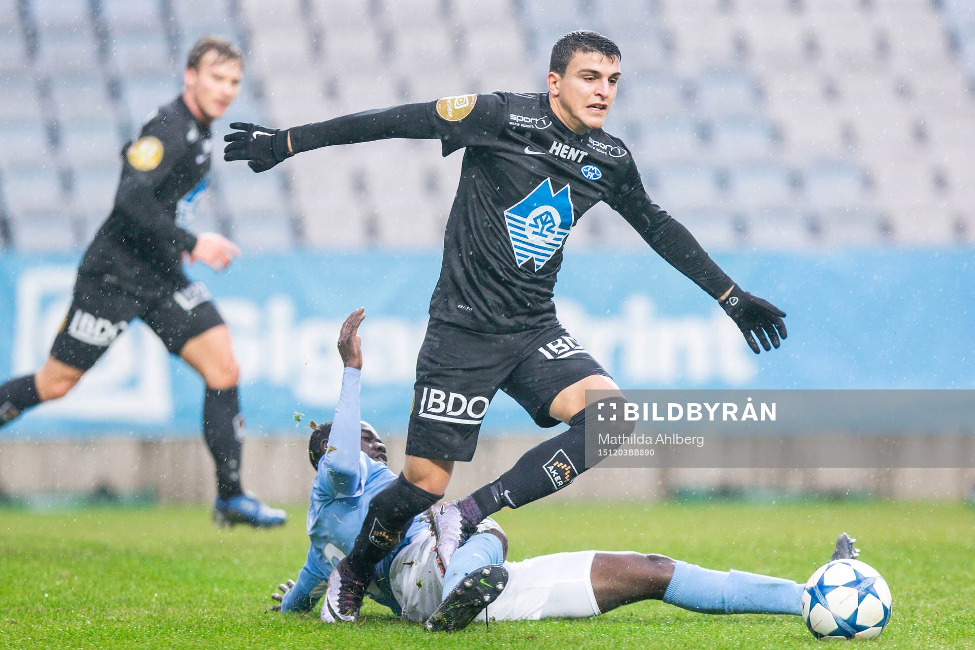 Malmös Enoch Kofi Adu och Moldes Mohamed Elyounoussi i