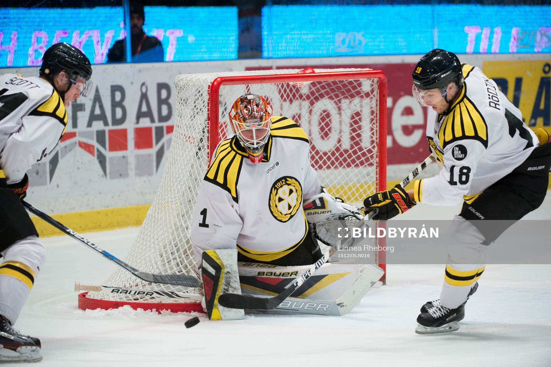 Brynäs Anton Rödin och Johan Alcén räddar pucken undan