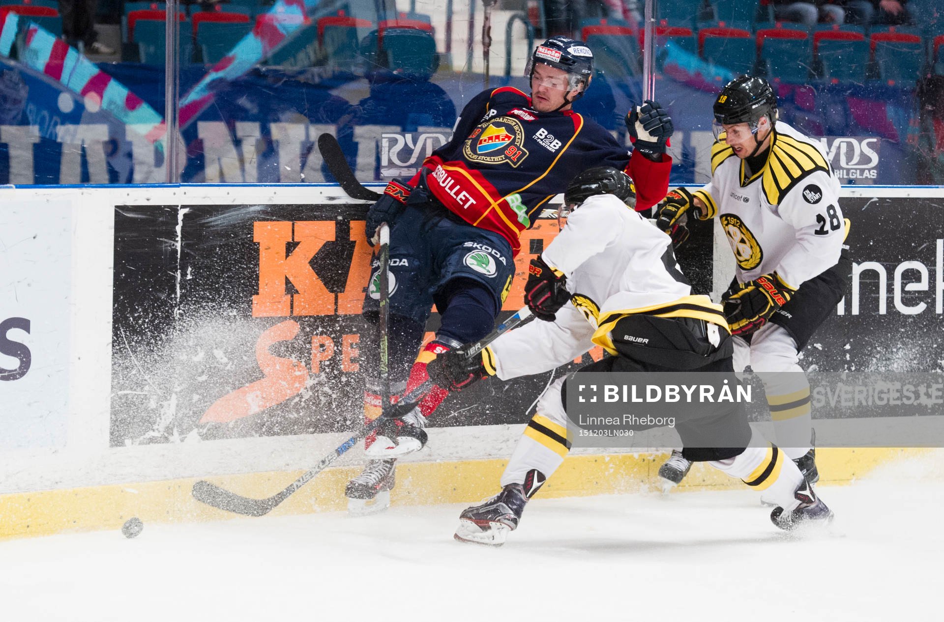 Djurgårdens Marcus Högström och Brynäs Greg Scott och