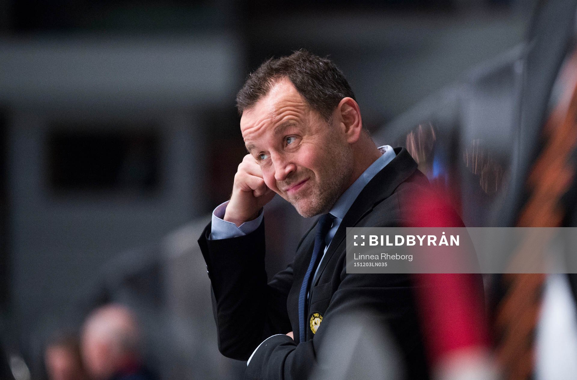 Brynäs tränare Thomas Berglund ser fundersam ut