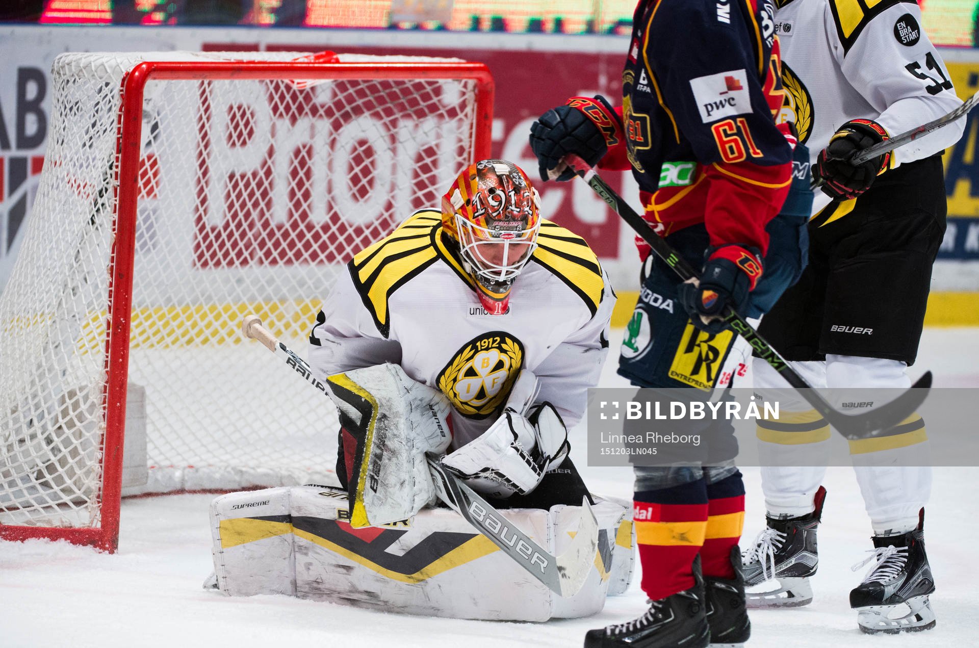 Brynäs målvakt Felix Sandström gör en räddning