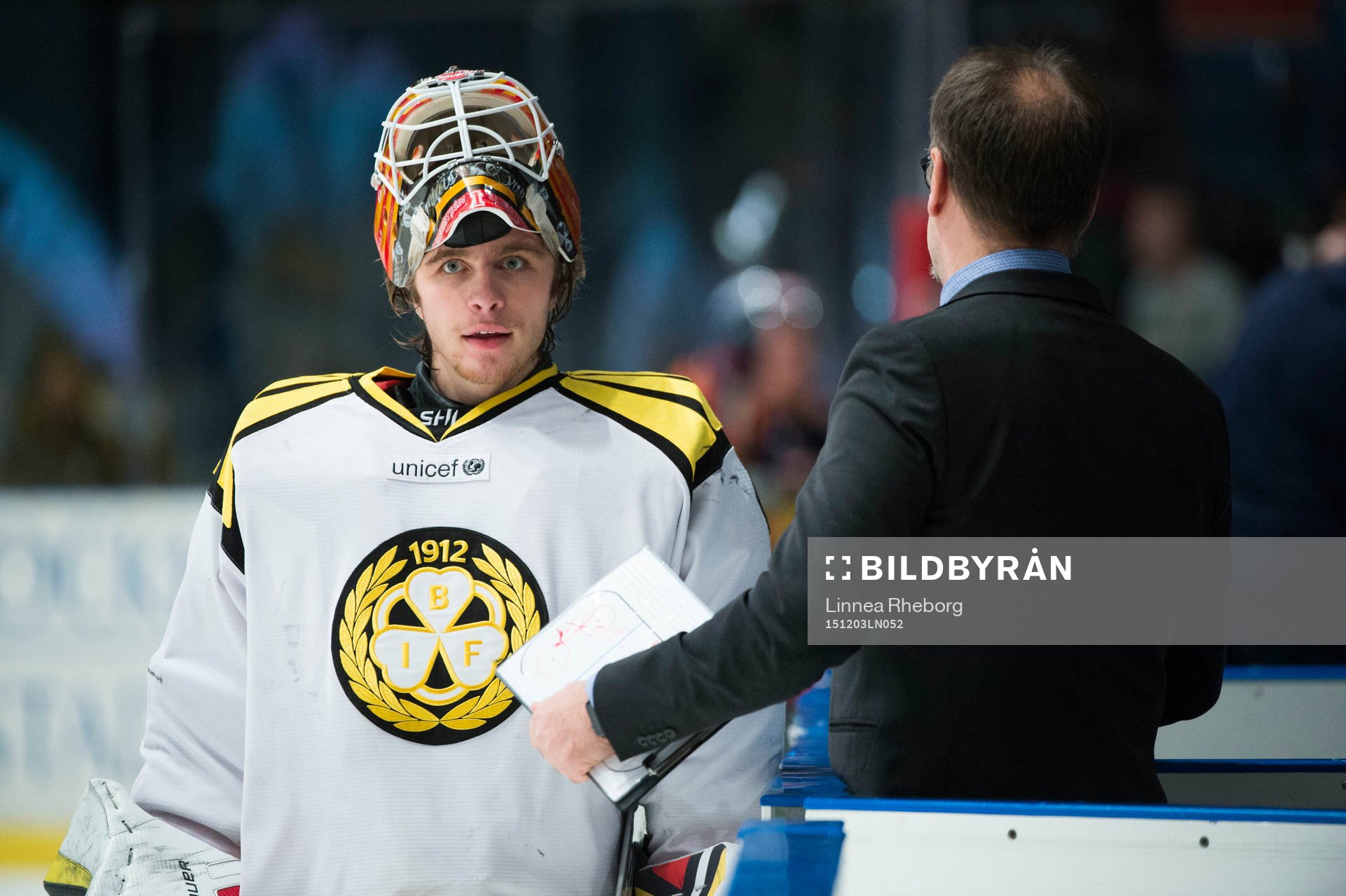 Brynäs målvakt Felix Sandström pratar med tränare