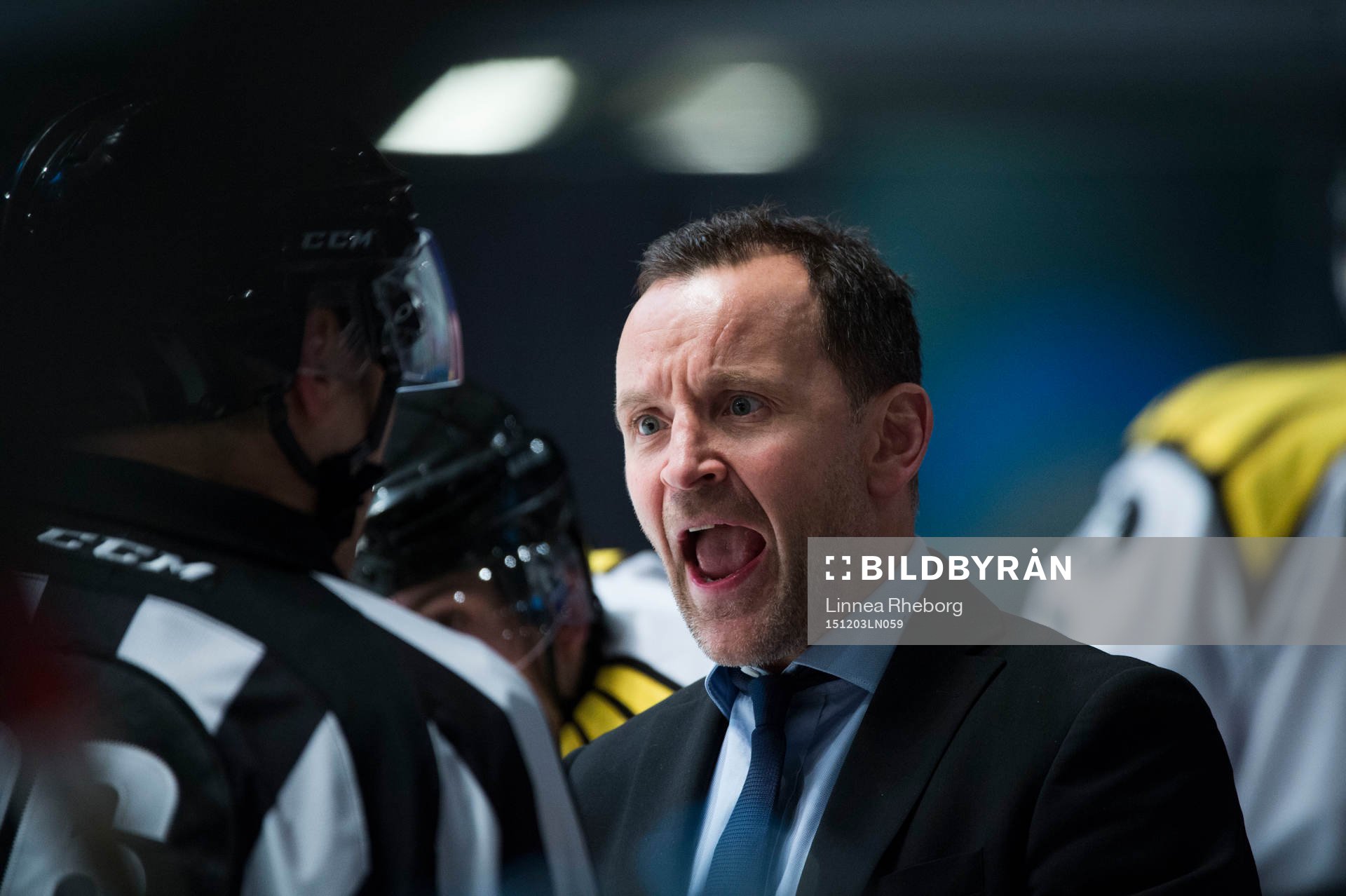 Brynäs tränare Thomas Berglund är arg på domaren