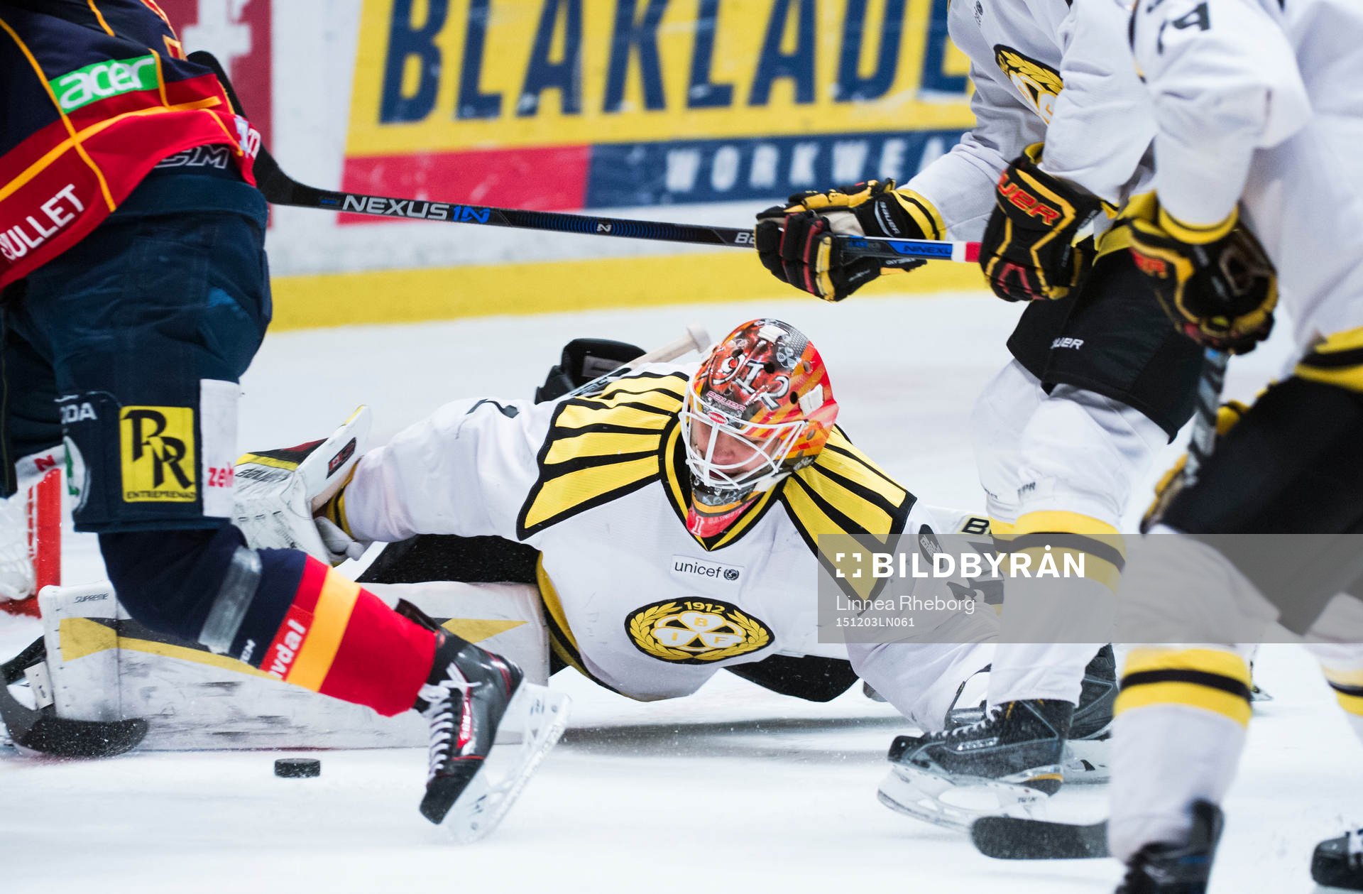 Brynäs målvakt Felix Sandström gör en räddning