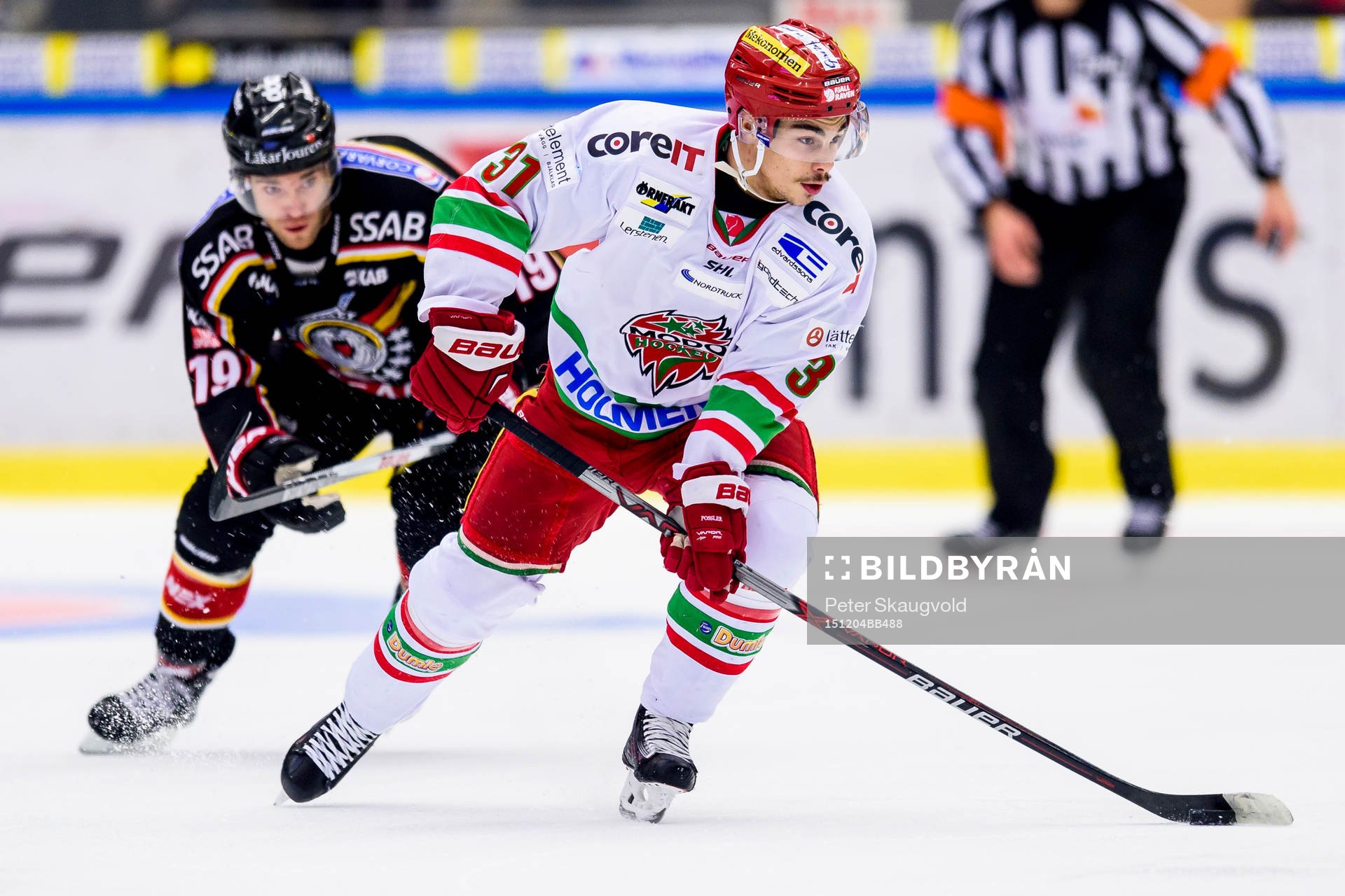 Modos Gustav Possler med pucken