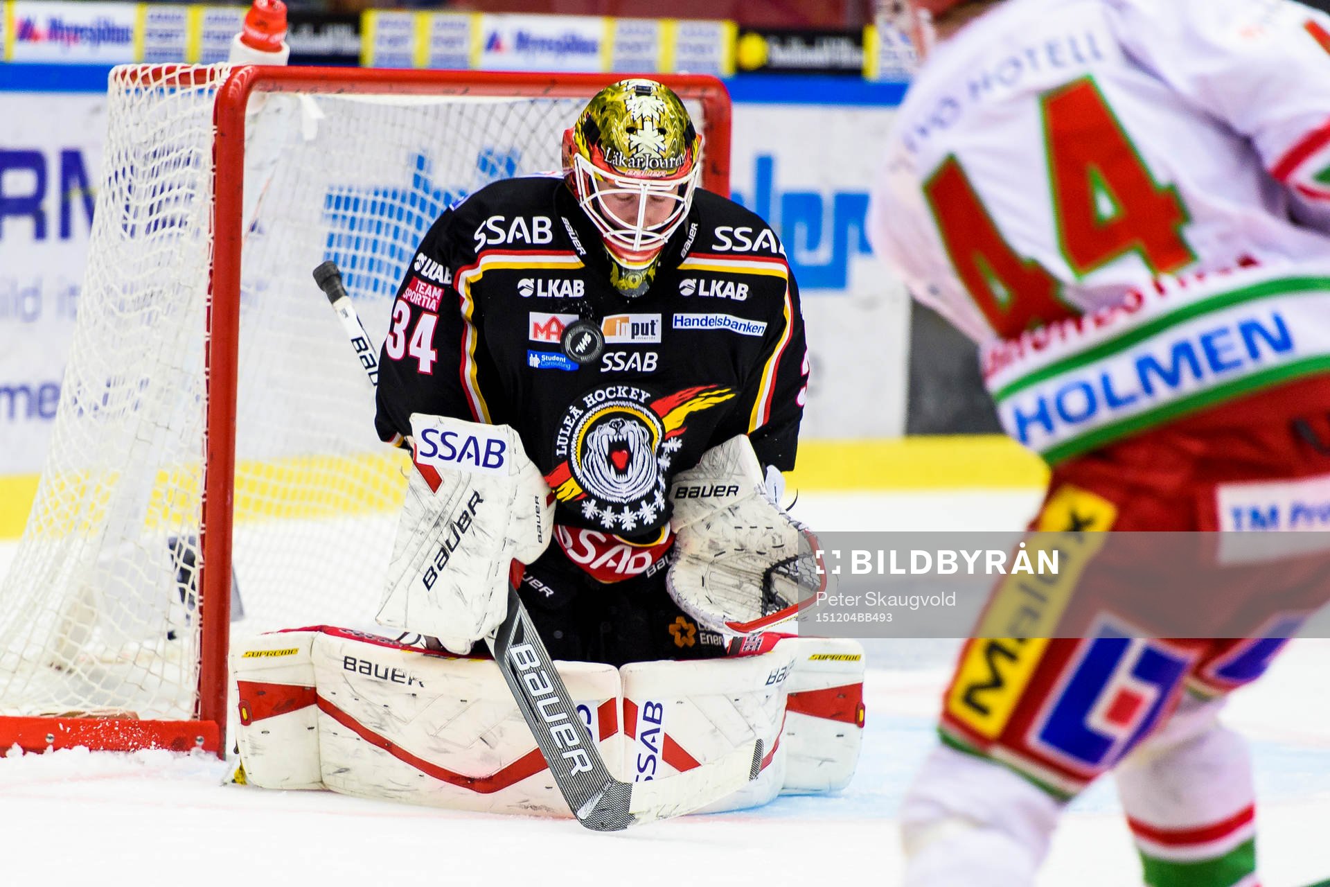 Luleås målvakt Joel Lassinantti räddar ett skott