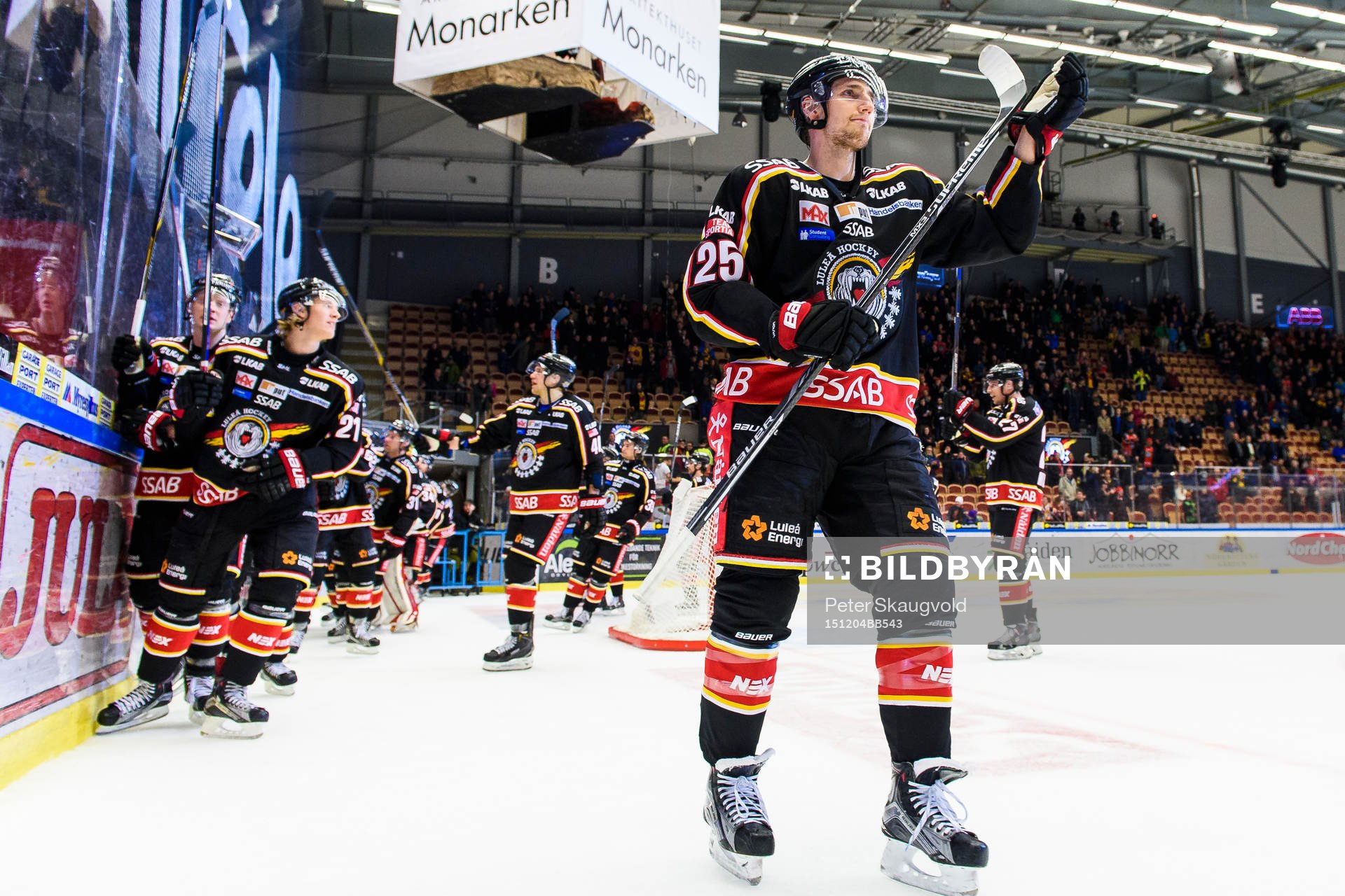 Luleås Anton Hedman och övriga Luleåspelare tackar