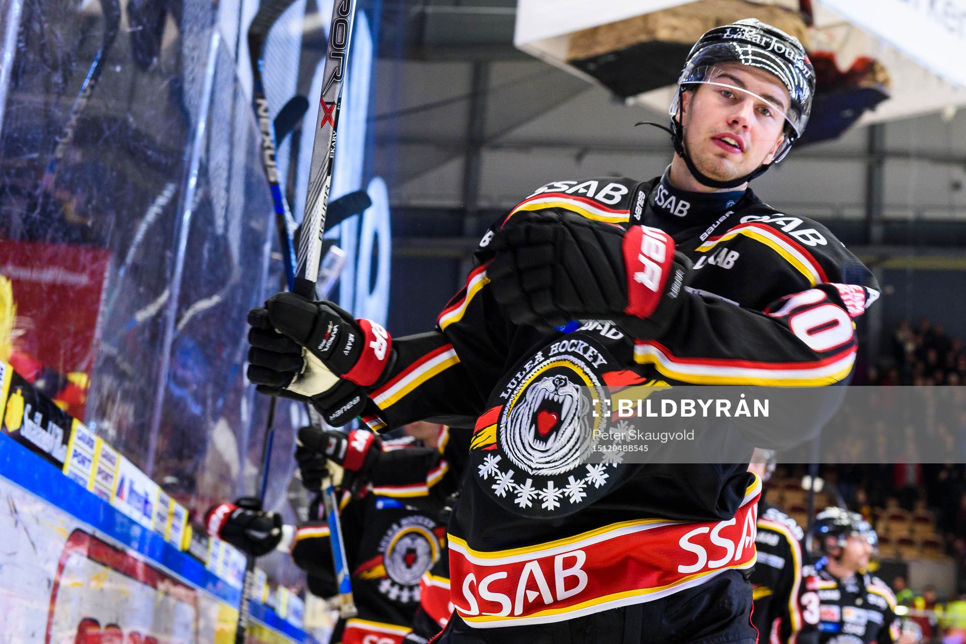 Luleås Victor Ekarv och övriga Luleåspelare tackar