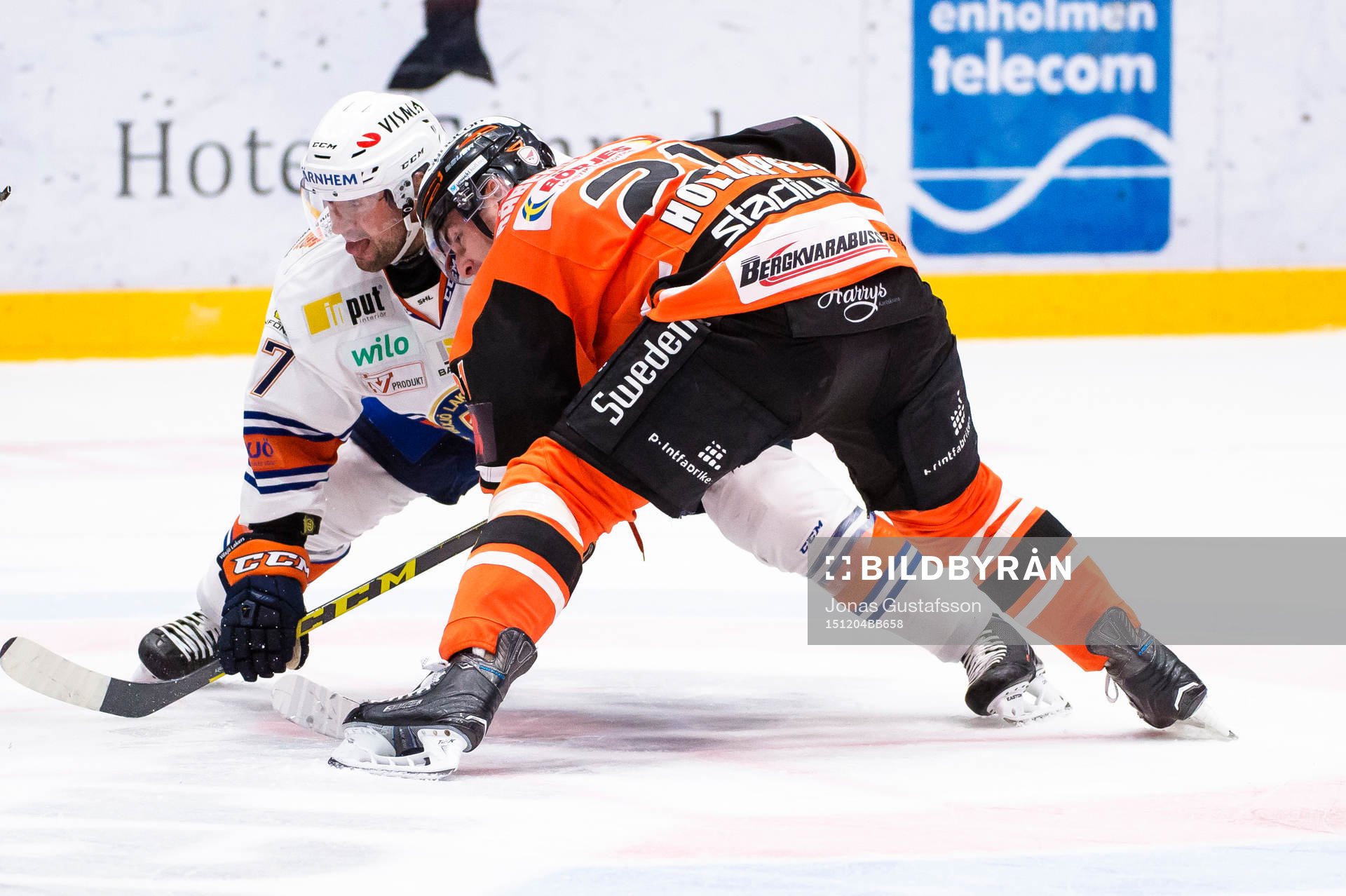 Växjös Adam Burish tekar mot Karlskronas Riley Holzapfel