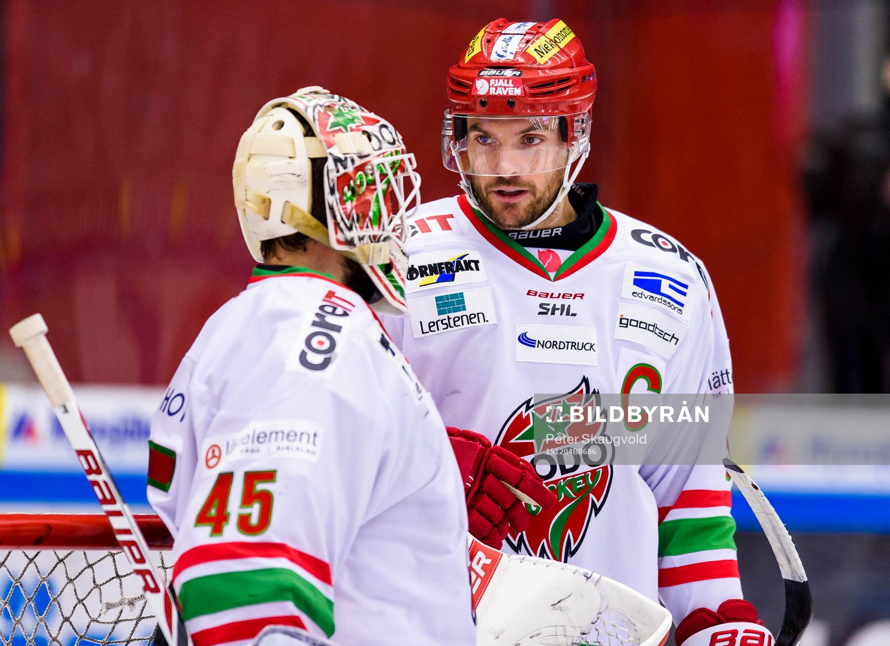 Modos Noah Welch pratar med målvakt Jonatan Bjurö