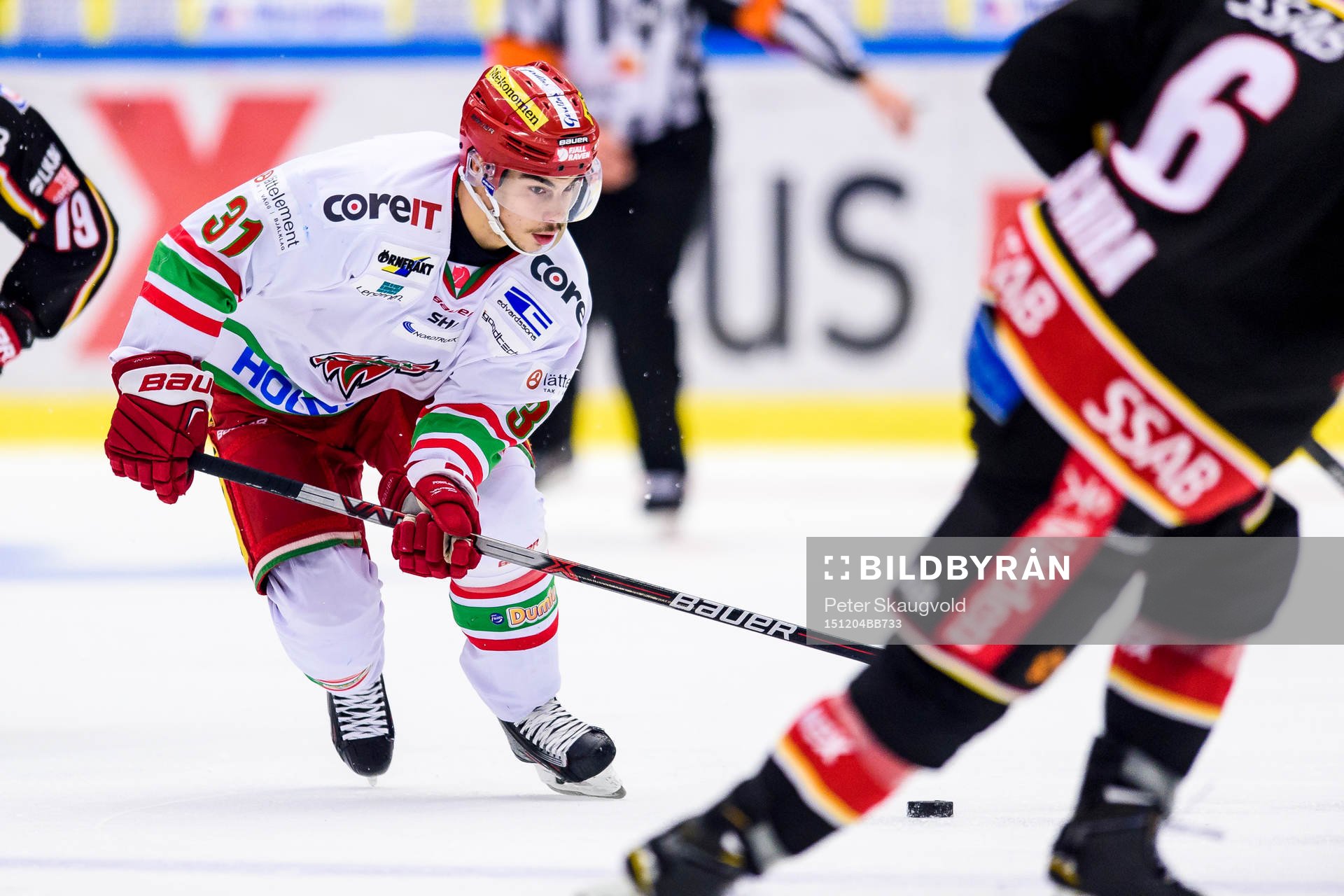Modos Gustav Possler med pucken