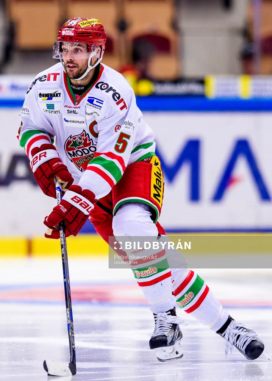Modos Noah Welch med pucken
