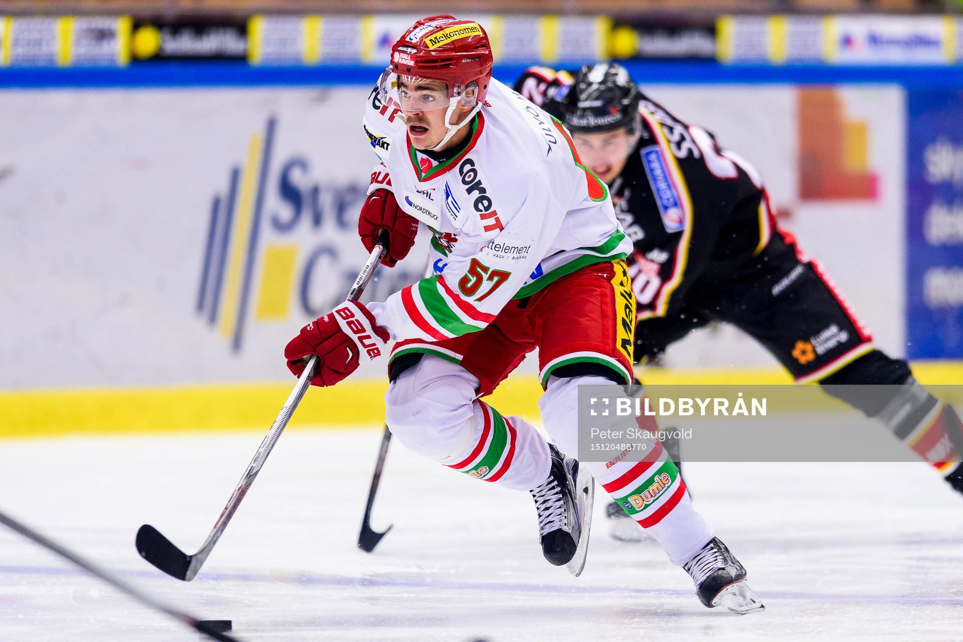 Modos Emil Djuse med pucken