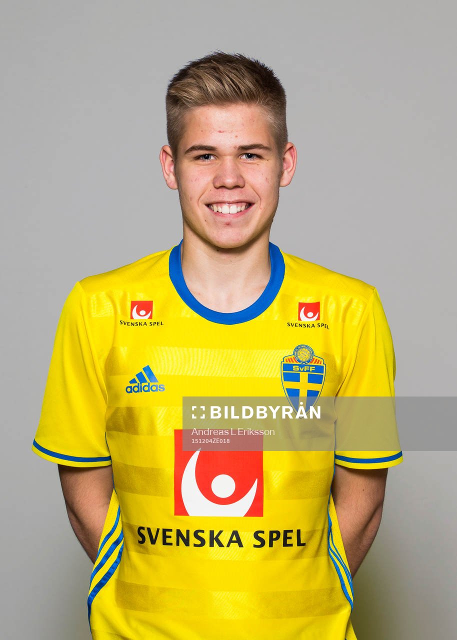 Anton Thorsson i P16/99-landslaget poserar för ett porträtt den 4 december 2015 i Stockholm.