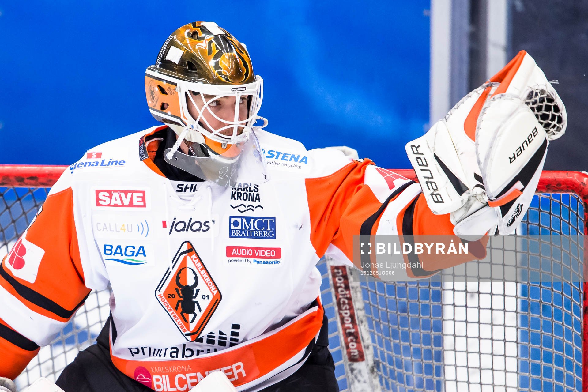 Karlskronas målvakt Linus Fernström värmer upp