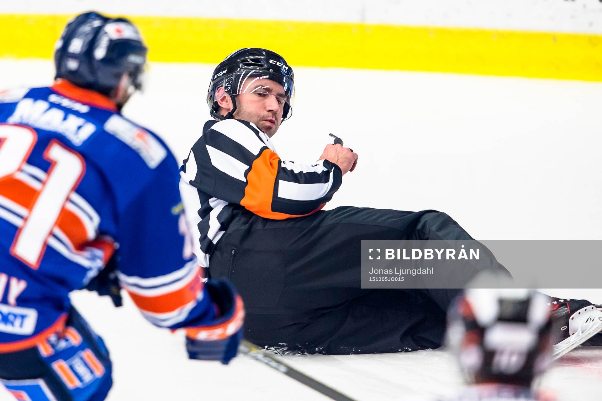 Domare Linus Öhlund grinar illa
