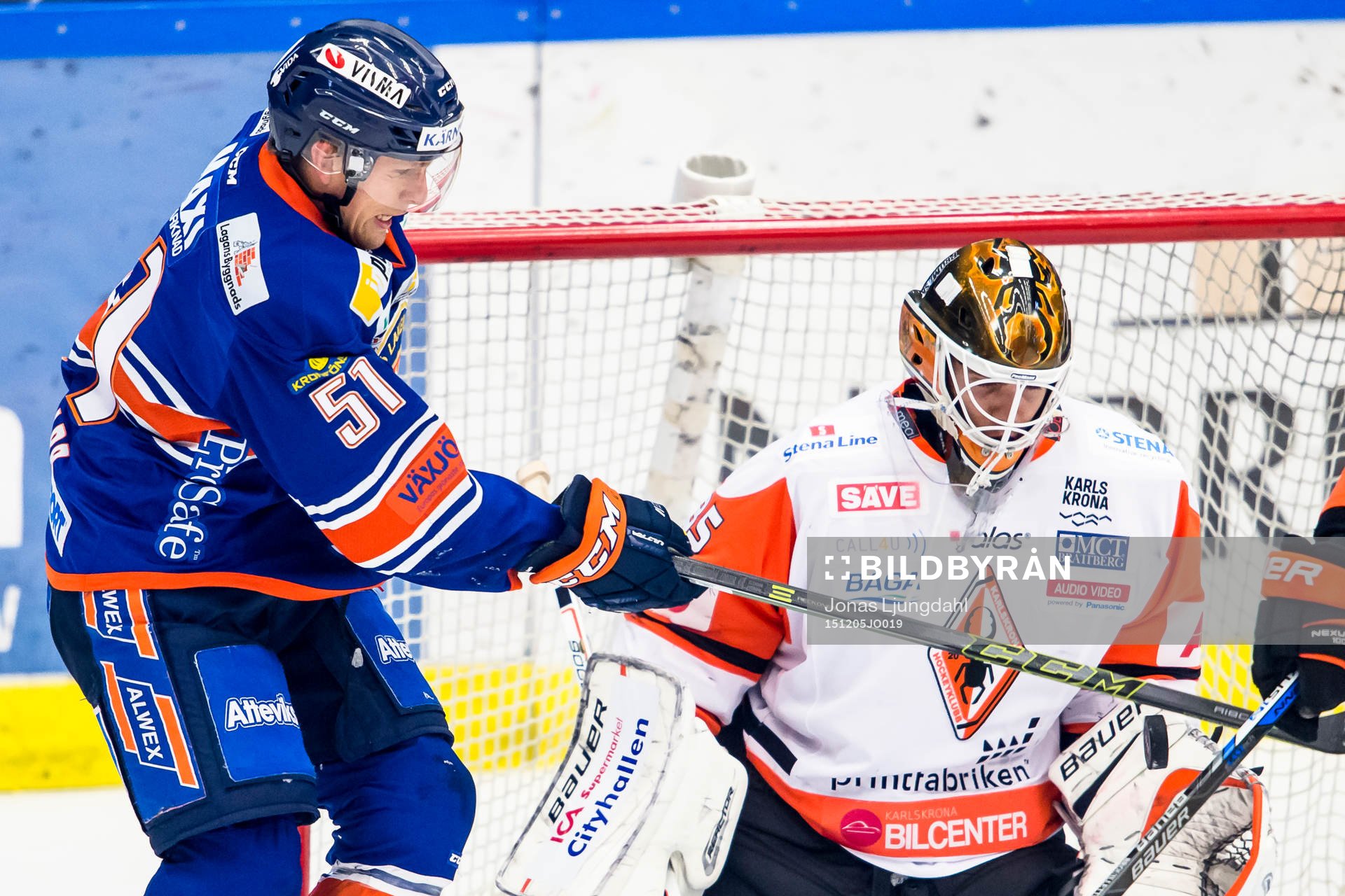 Växjös Joey Crabb försöker styra pucken framför