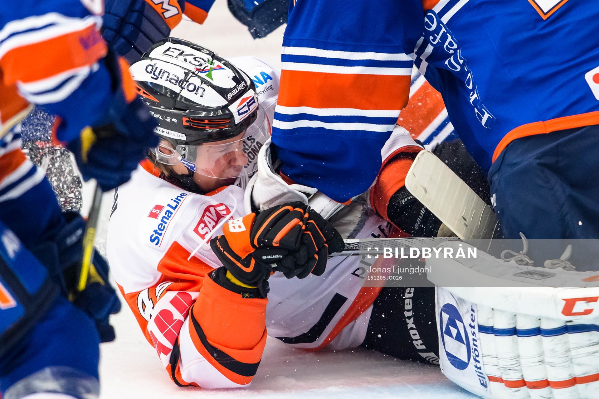 Karlskronas Filip Cruseman krockar med Växjös målvakt