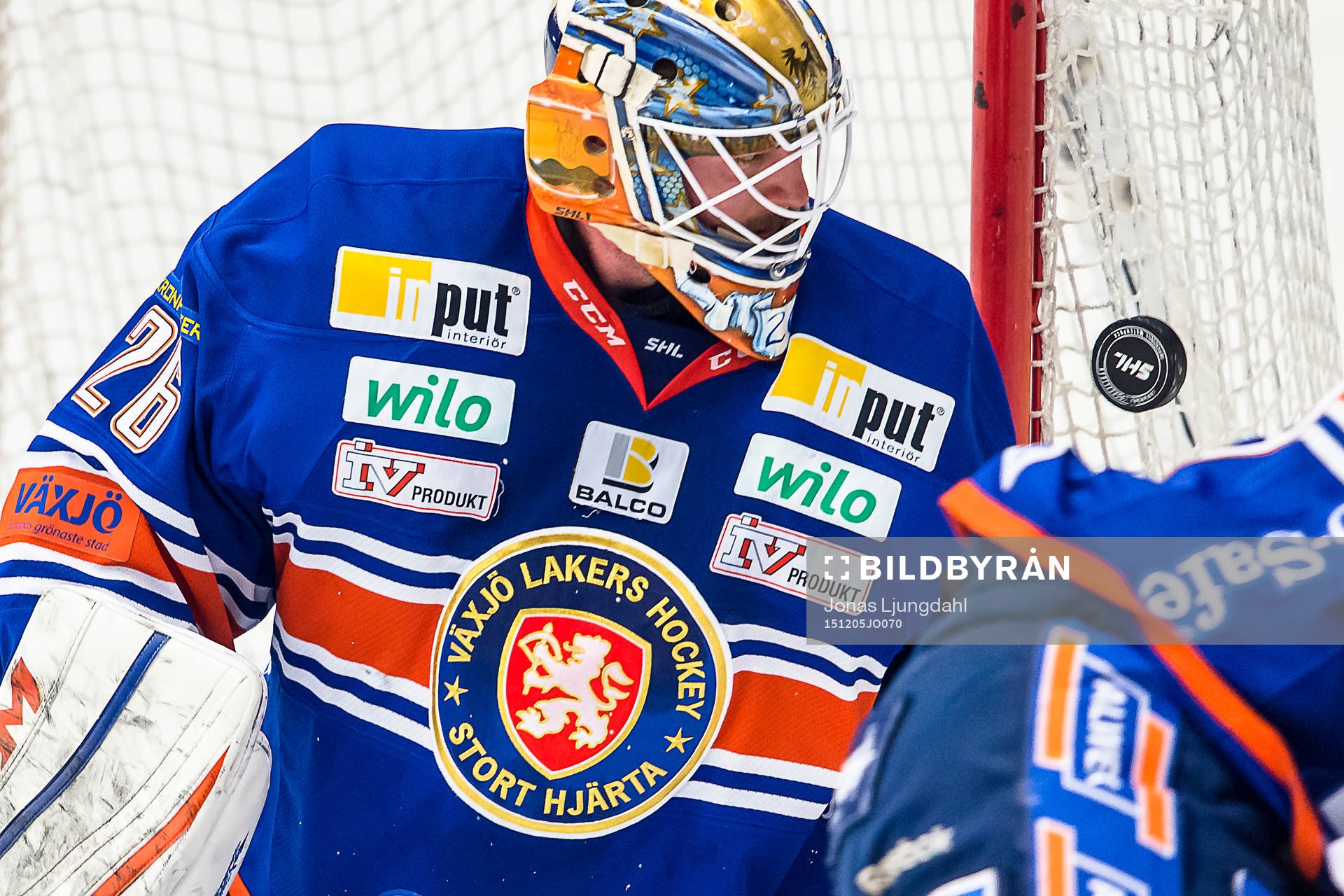Växjös målvakt Stefan Steen fokuserar på pucken