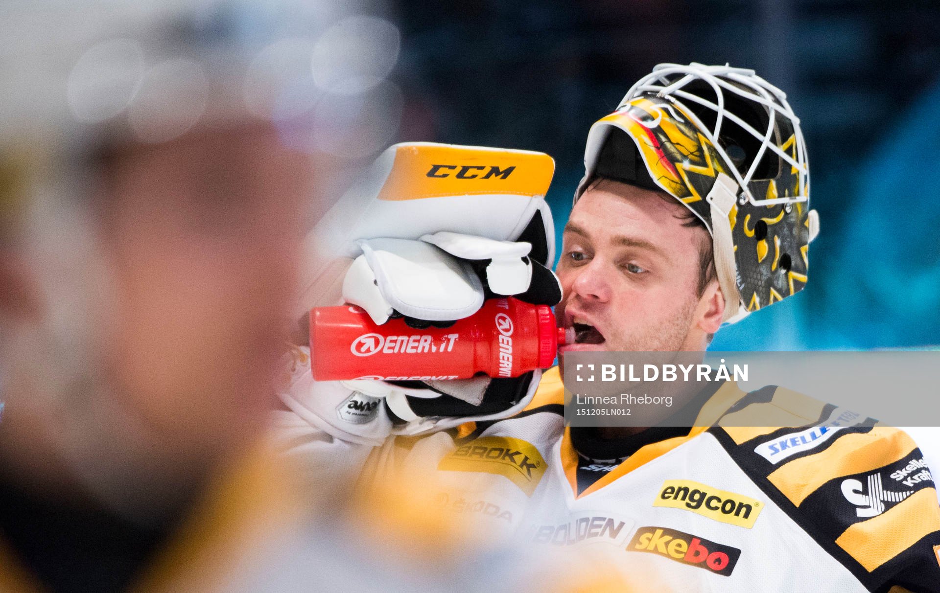 Skellefteås målvakt Markus Svensson dricker vatten