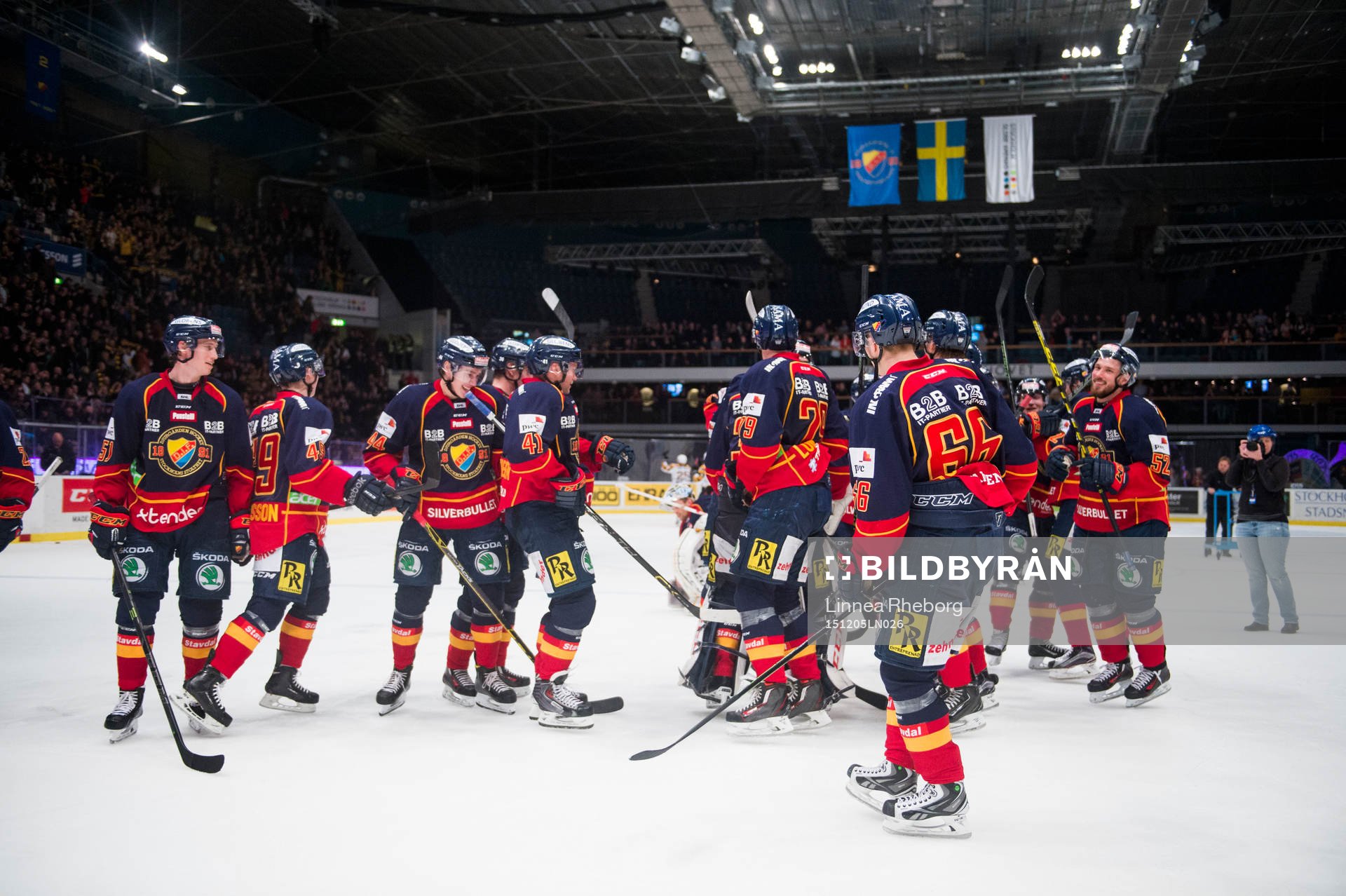 Djurgårdens spelare dansar runt på isen