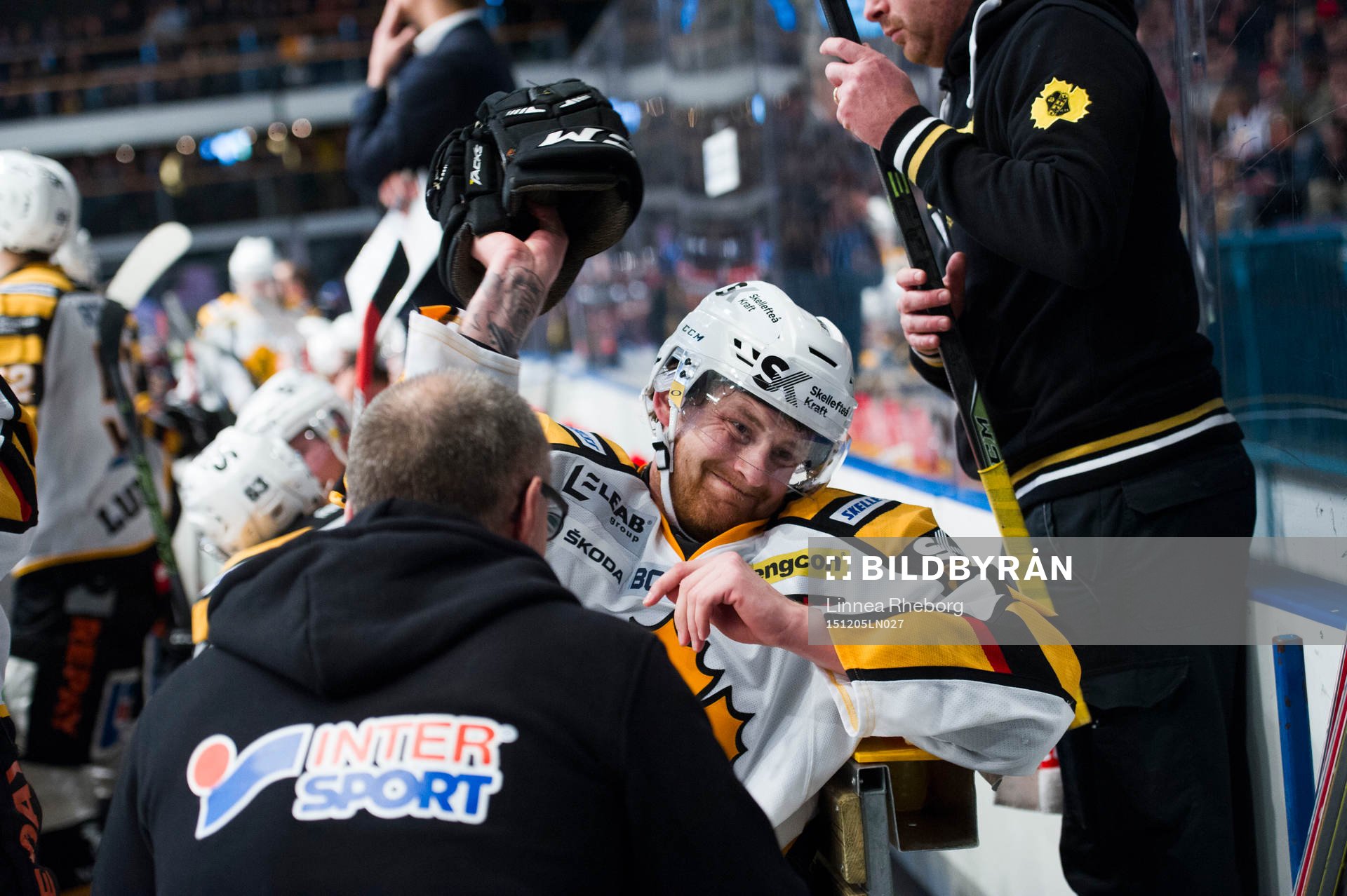 Skellefteås Mattias Ritola kastar handsken ilsket