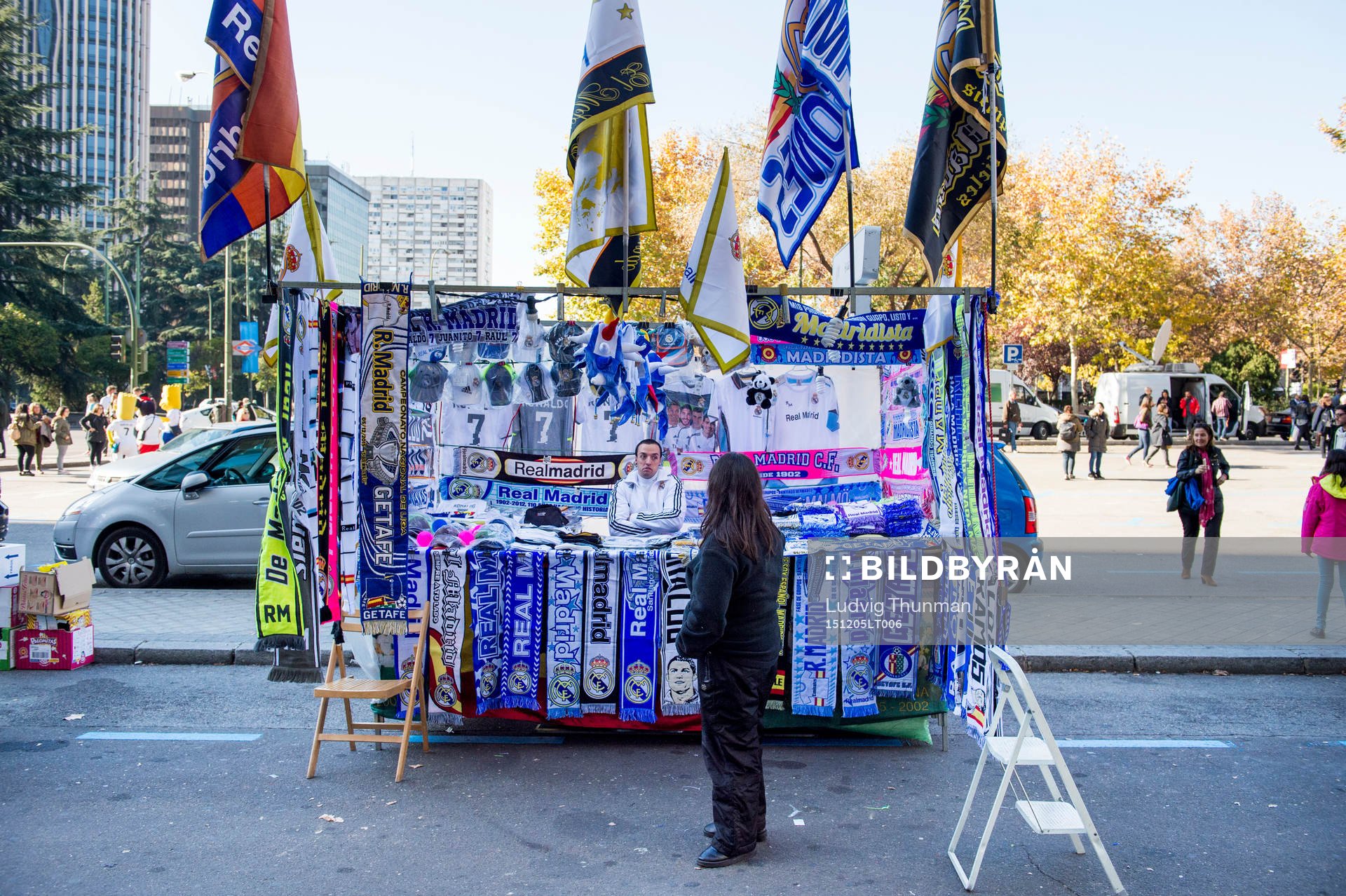 En souvenirförsäljare utanför Santiago Bernabeu