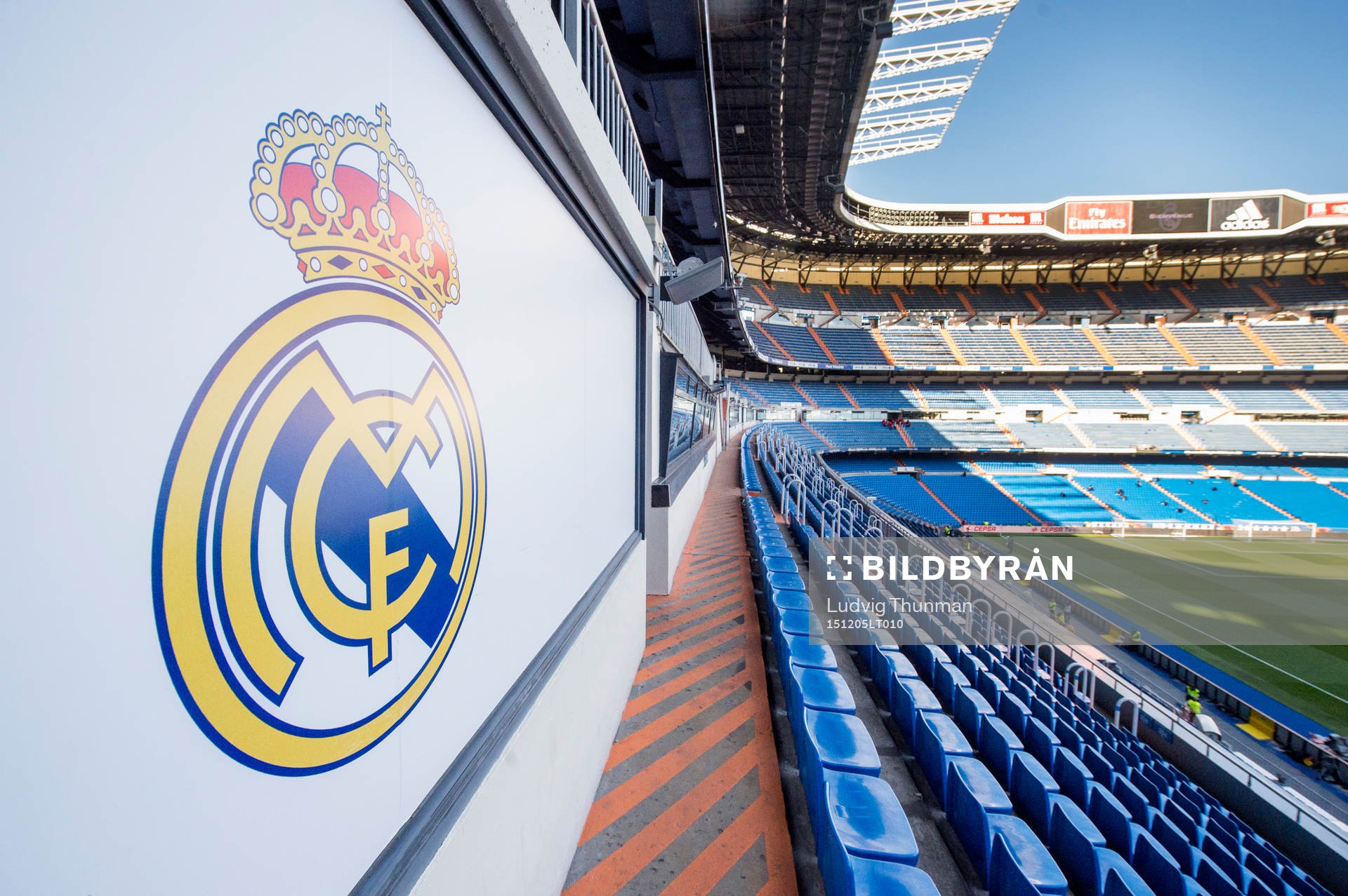 Real Madrids klubbmärke på Santiago Bernabeu