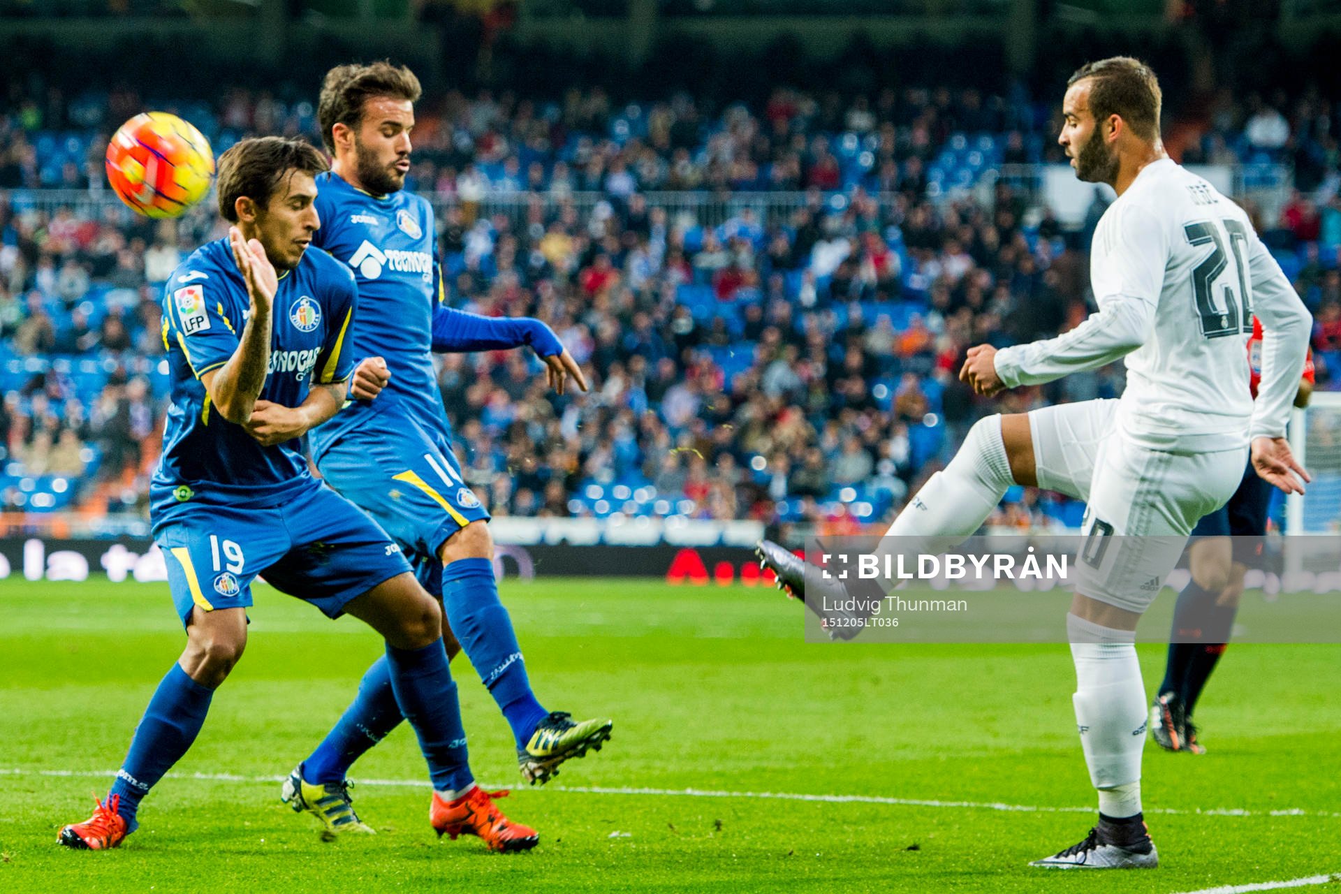 Real Madrids Jesé skjuter förbi Getafes Damián Suárez och Pedro León under fotbollsmatchen i La Liga mellan Real Madrid och Getafe den 5 december 2015 i Madrid.