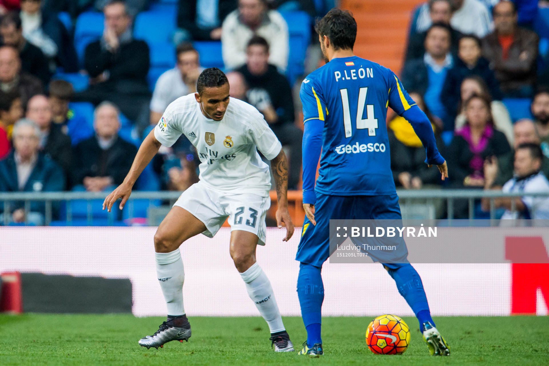 Real Madrids Danilo bevakar Getafes Pedro León  under fotbollsmatchen i La Liga mellan Real Madrid och Getafe den 5 december 2015 i Madrid.