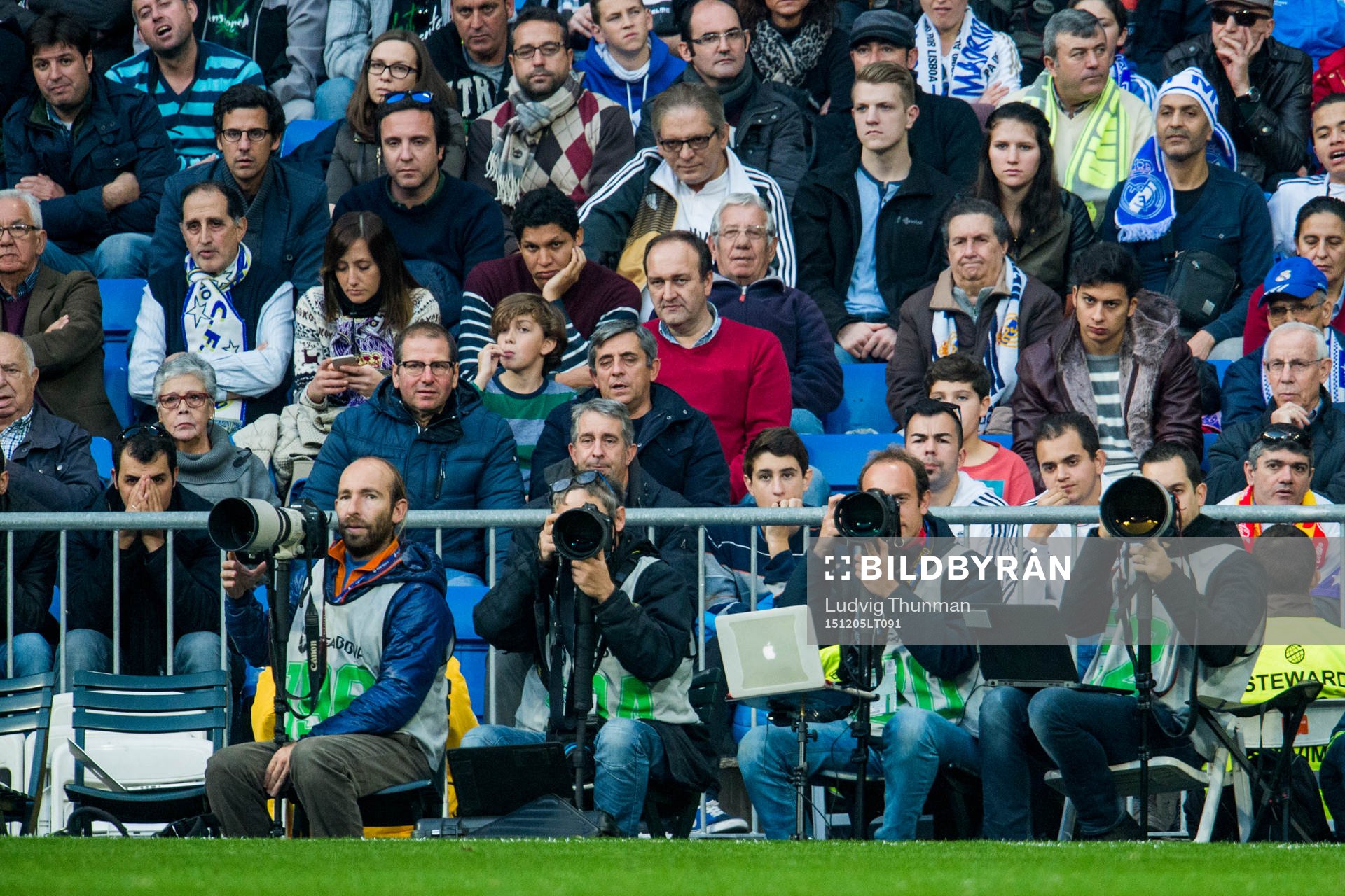 Fotografer följer matchen
