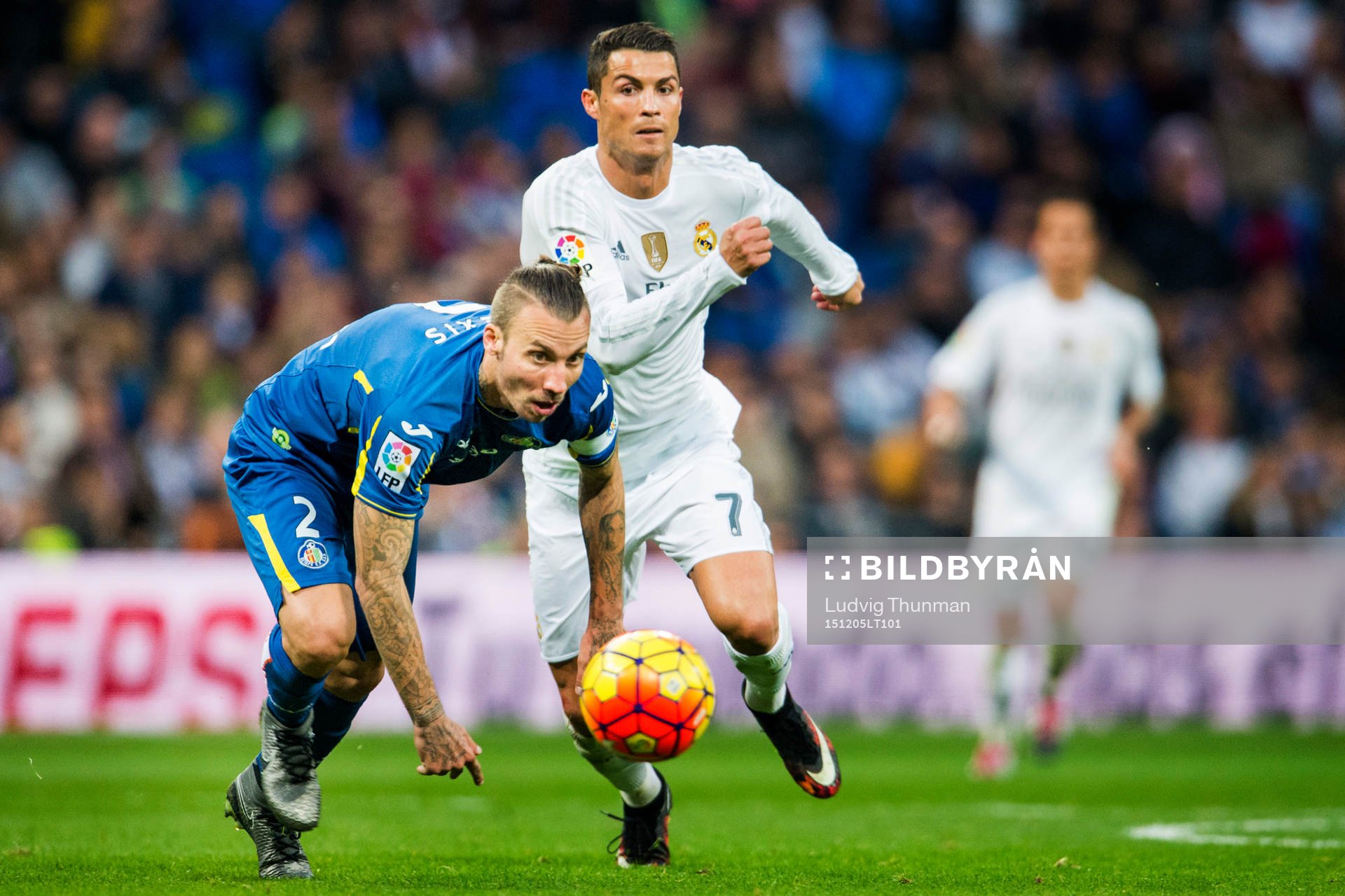 Real Madrids Cristiano Ronaldo jagar boll från Getafes