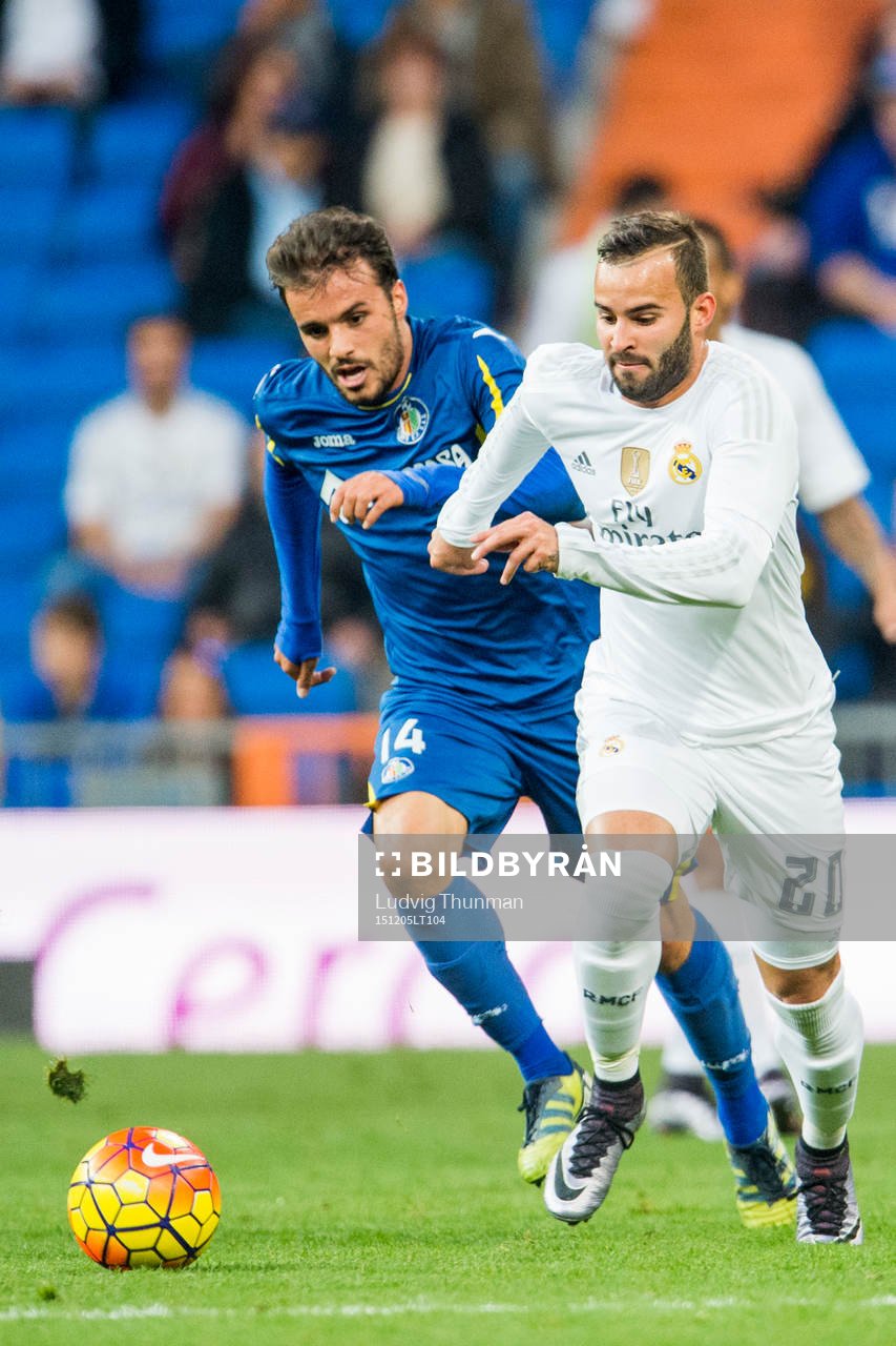 Getafes Pedro León och Real Madrids Jesé i kamp om bollen under fotbollsmatchen i La Liga mellan Real Madrid och Getafe den 5 december 2015 i Madrid.