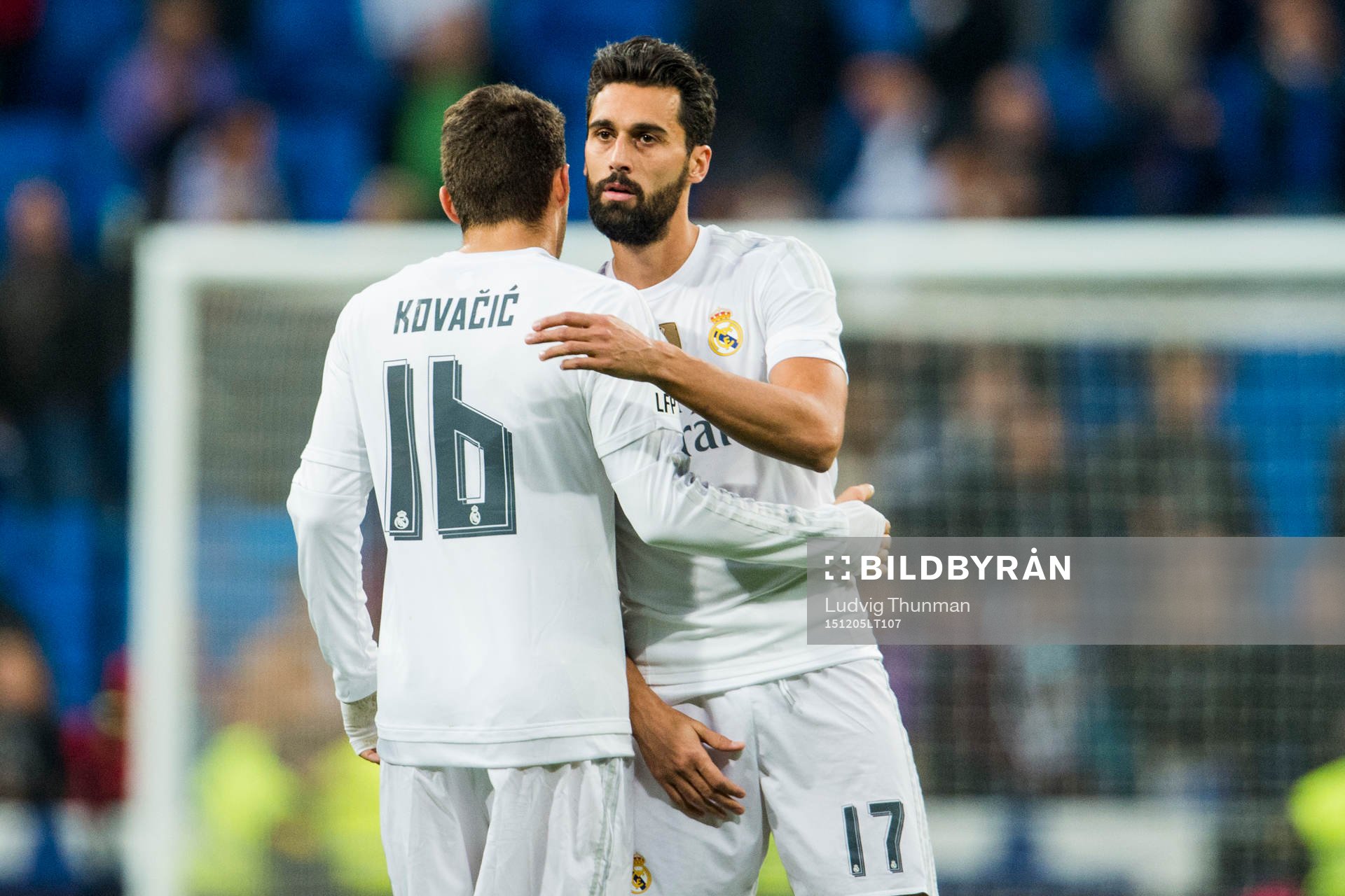 Real Madrids Alvaro Arbeloa kramas om av Mateo Kovacic efter fotbollsmatchen i La Liga mellan Real Madrid och Getafe den 5 december 2015 i Madrid.