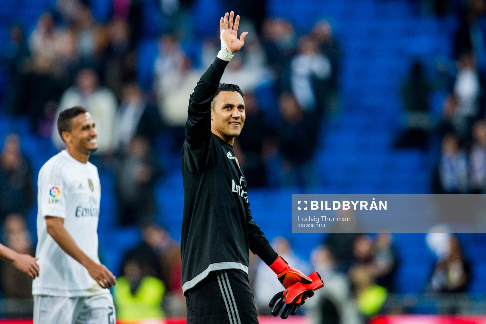 Real Madrids målvakt Keylor Navas tackar publiken när han