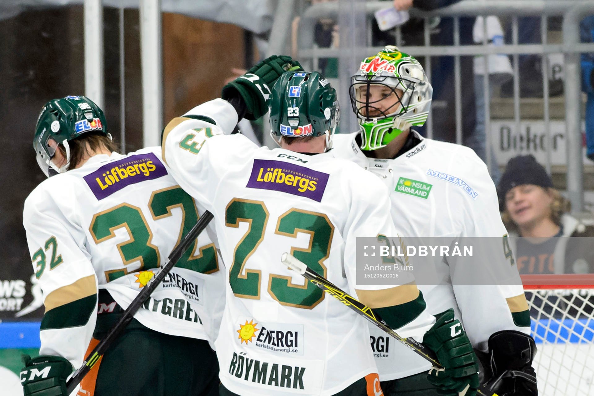 Färjestads Martin Röymark jublar med målvakt Justin Pogge
